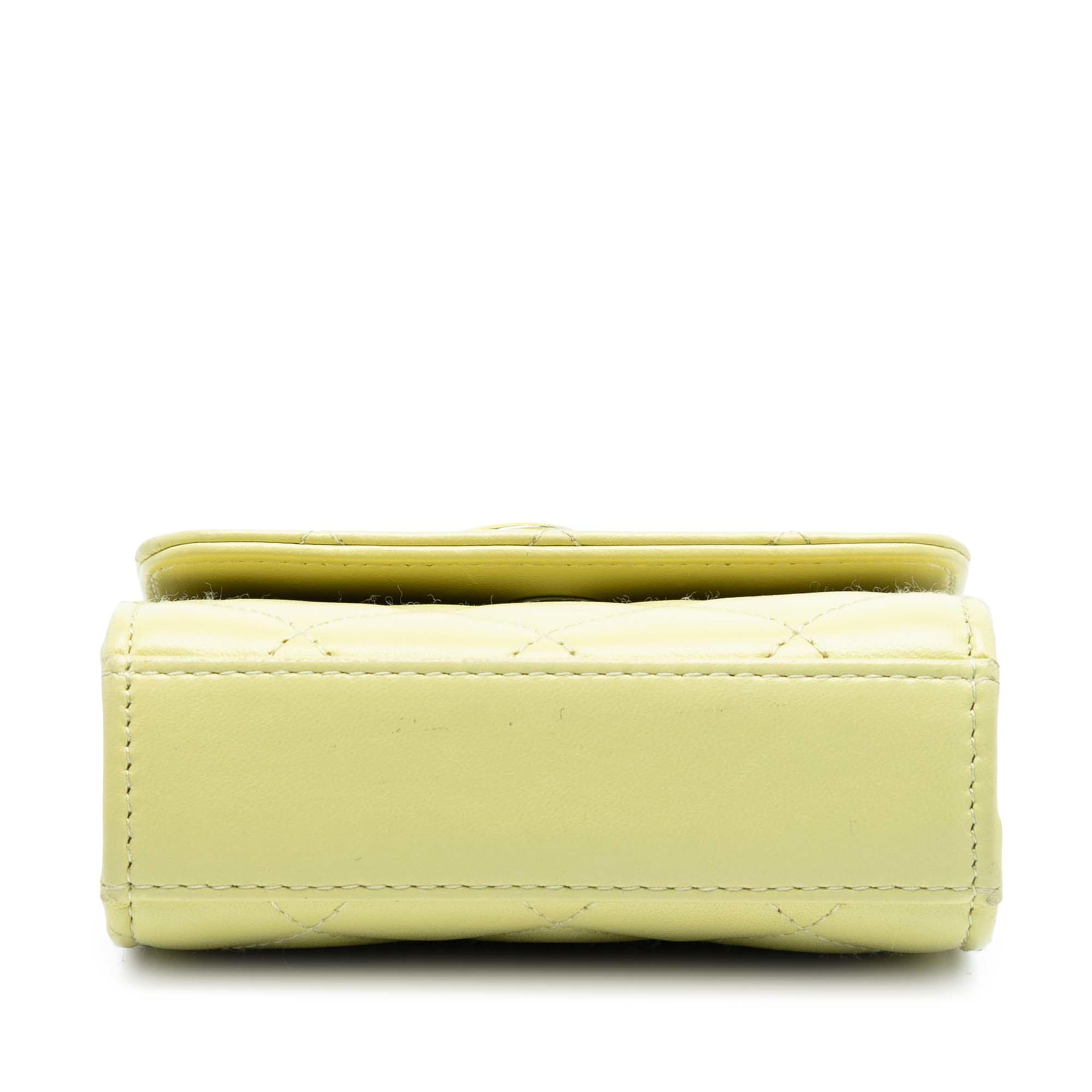 Chanel Mini Quilted Lambskin Chain Top Handle Bag, från Luxclusif, i färgen light yellow. Klicka för att öppna bilden i stort format