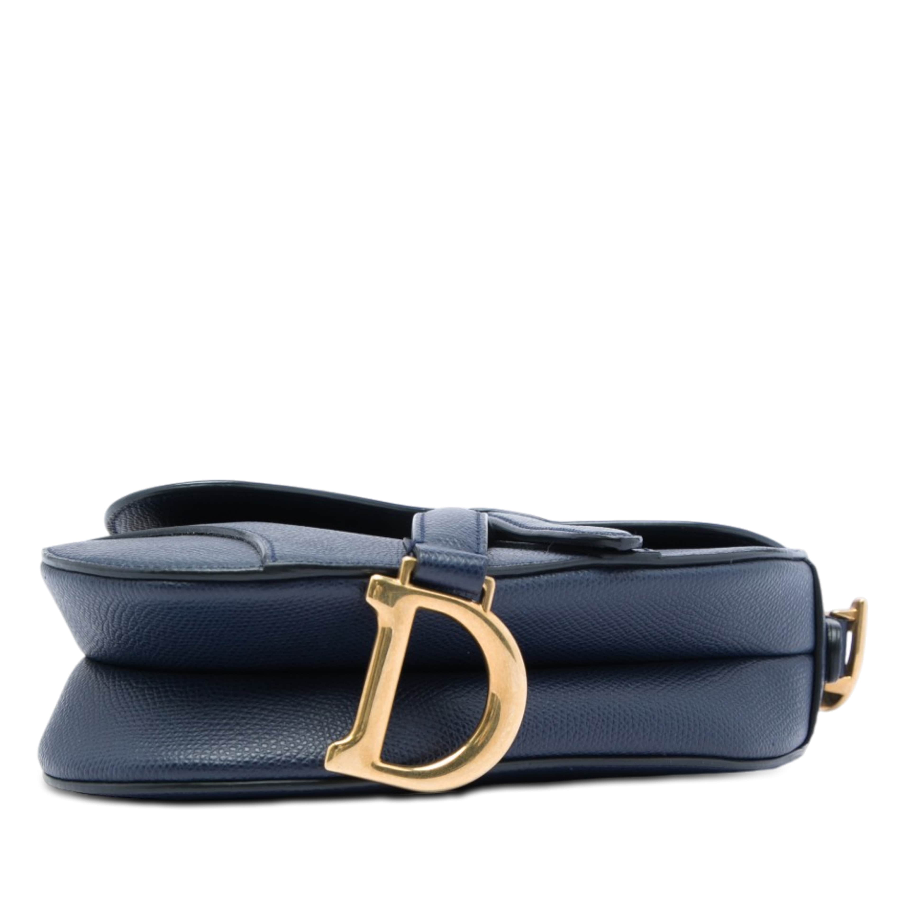 Dior Mini Grained Calfskin Saddle Bag, från Luxclusif, i färgen blå. Klicka för att öppna bilden i stort format