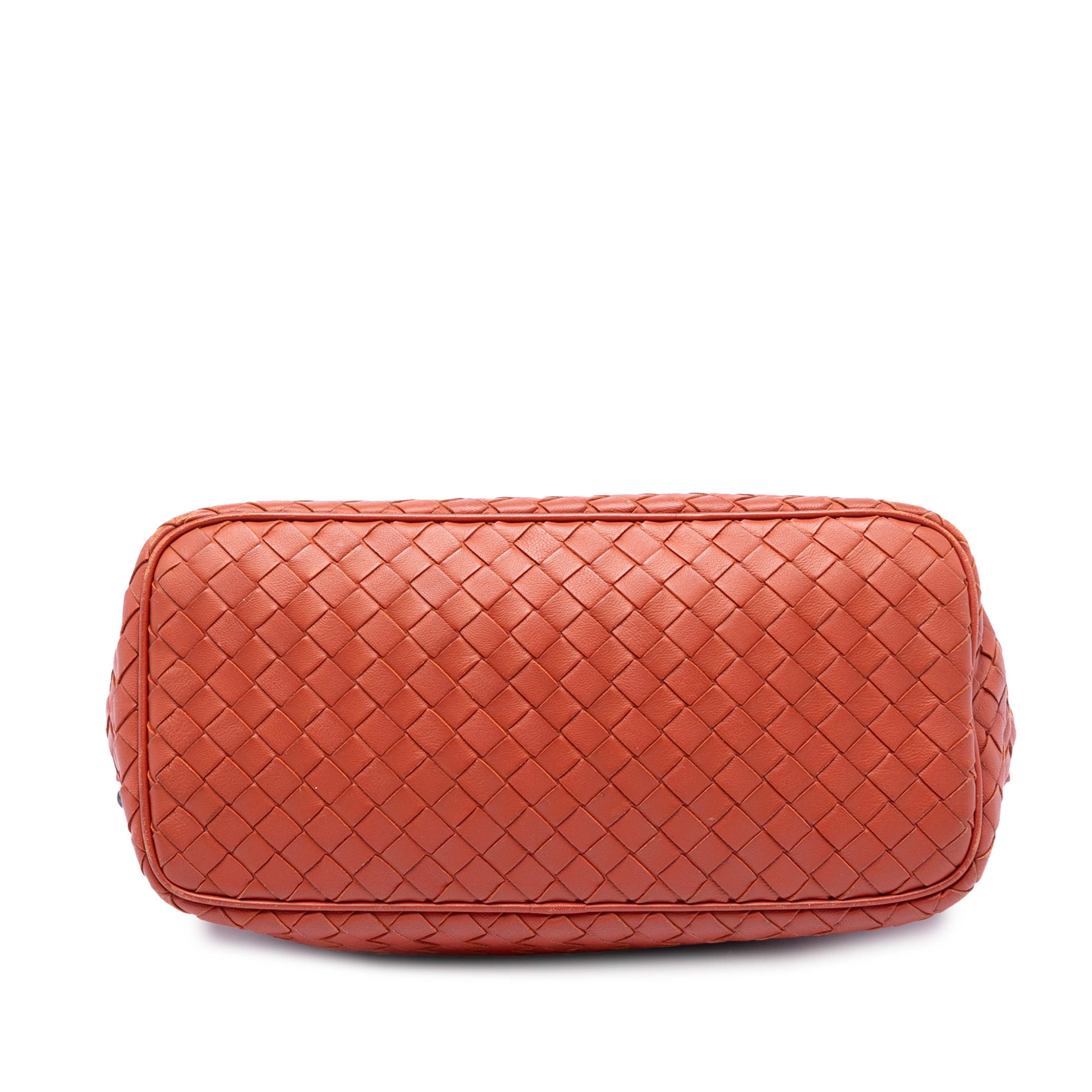 Bottega Veneta Nappa Intrecciato Shoulder Bag, från Luxclusif, i färgen brun. Klicka för att öppna bilden i stort format