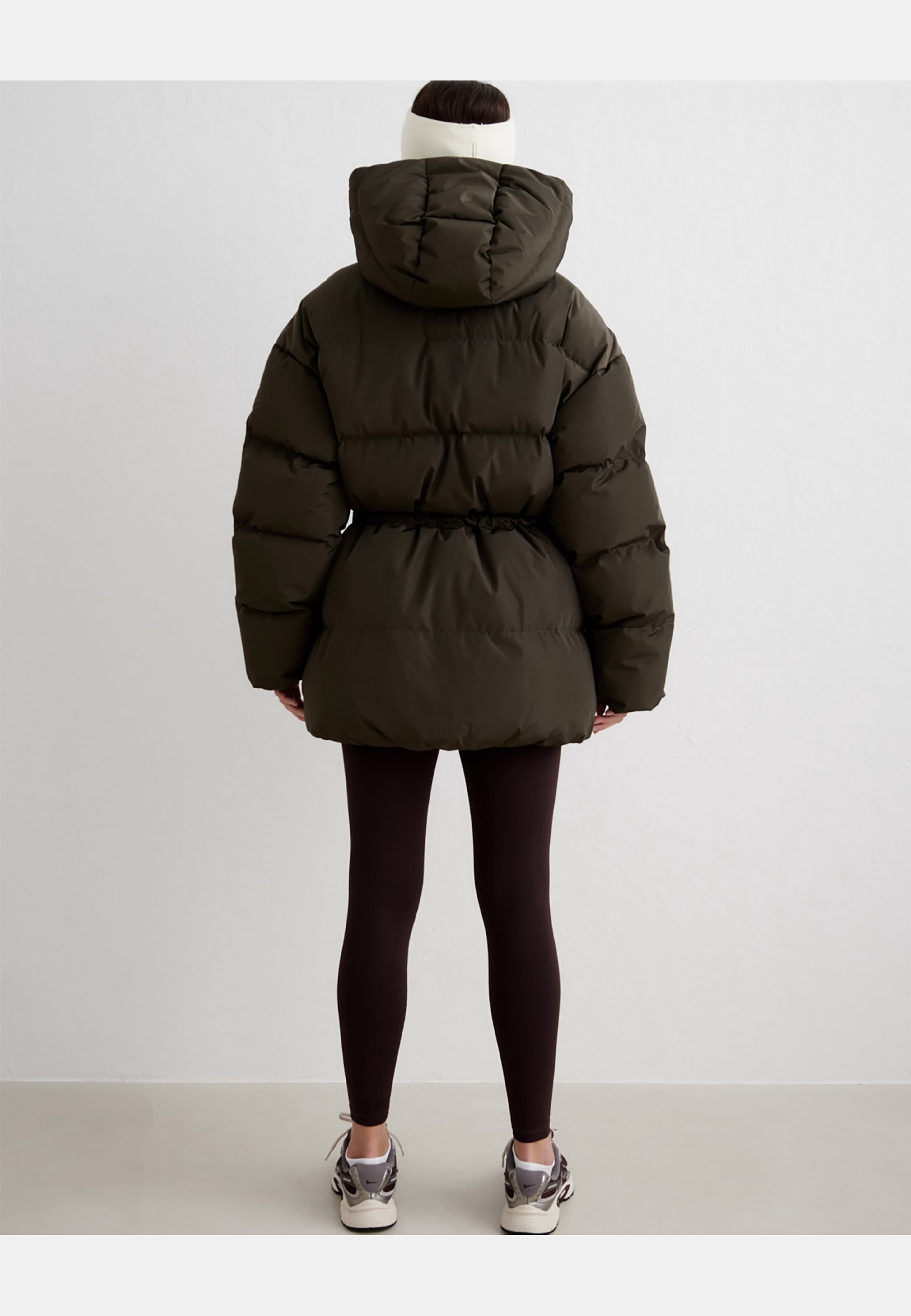 Moment Puffer Jacket, från aim'n, i färgen dark ivy. Klicka för att öppna bilden i stort format