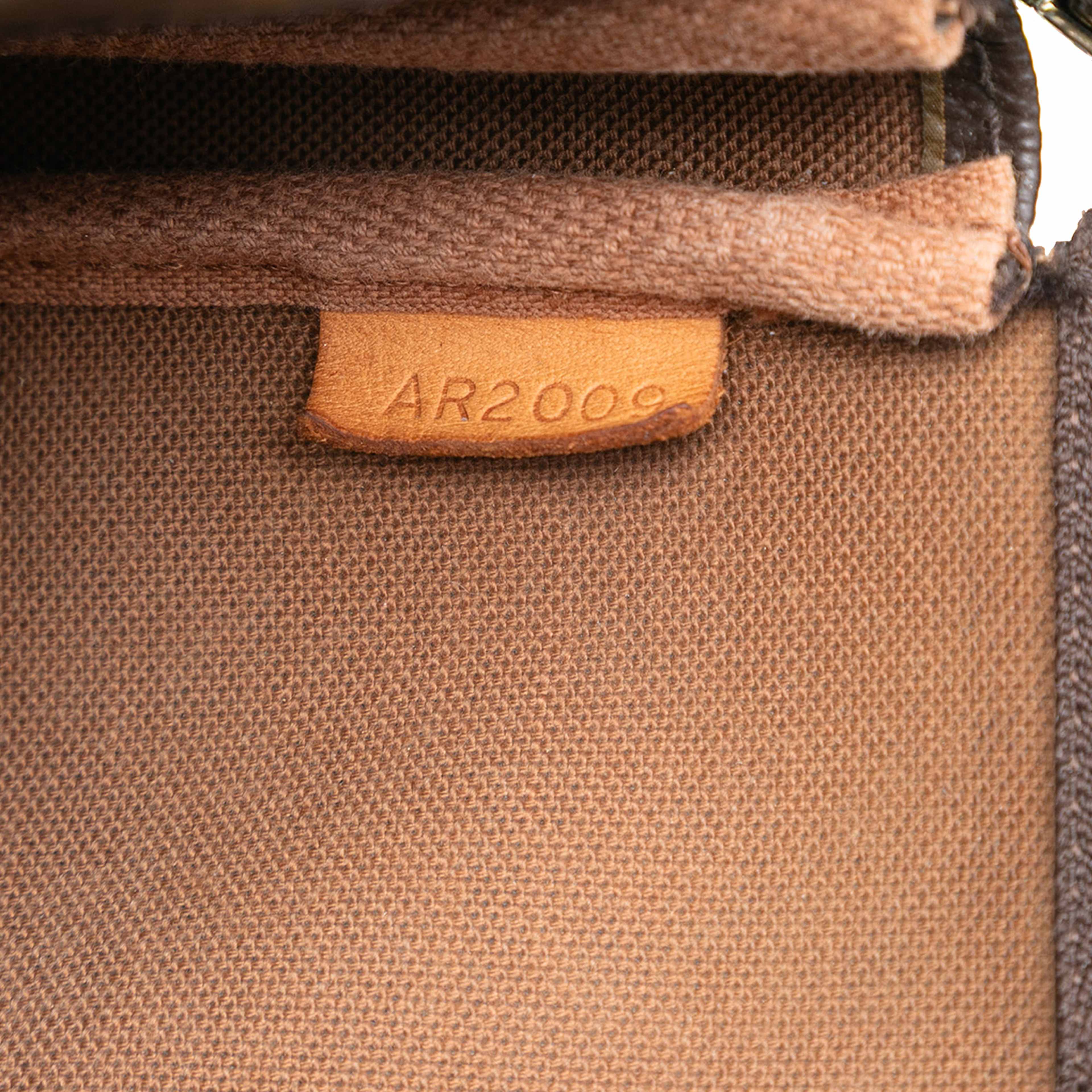 Louis Vuitton Monogram Pochette Accessoires, från Luxclusif, i färgen brown. Klicka för att öppna bilden i stort format