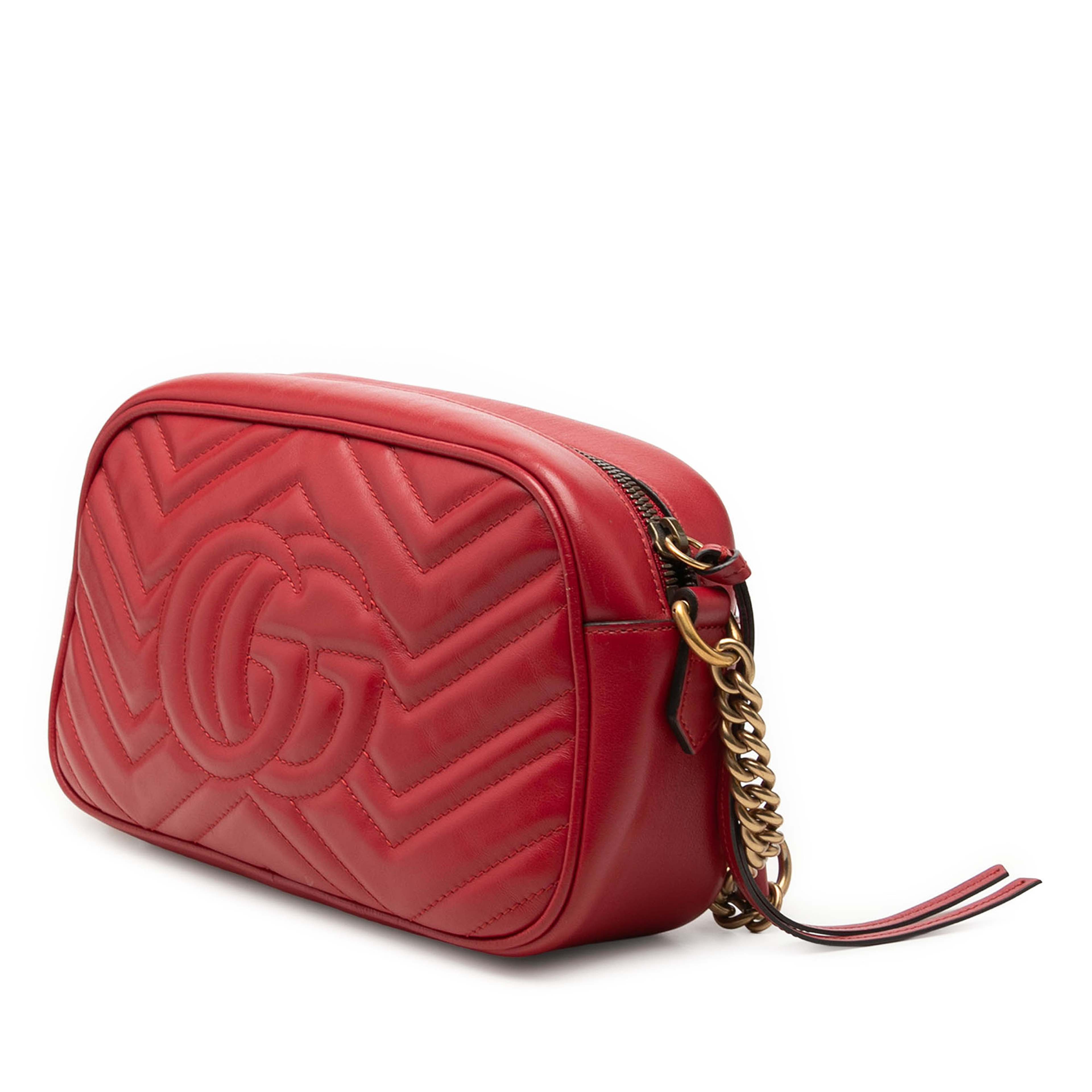 Gucci Small Gg Marmont Matelasse Leather Crossbody, från Luxclusif, i färgen red. Klicka för att öppna bilden i stort format