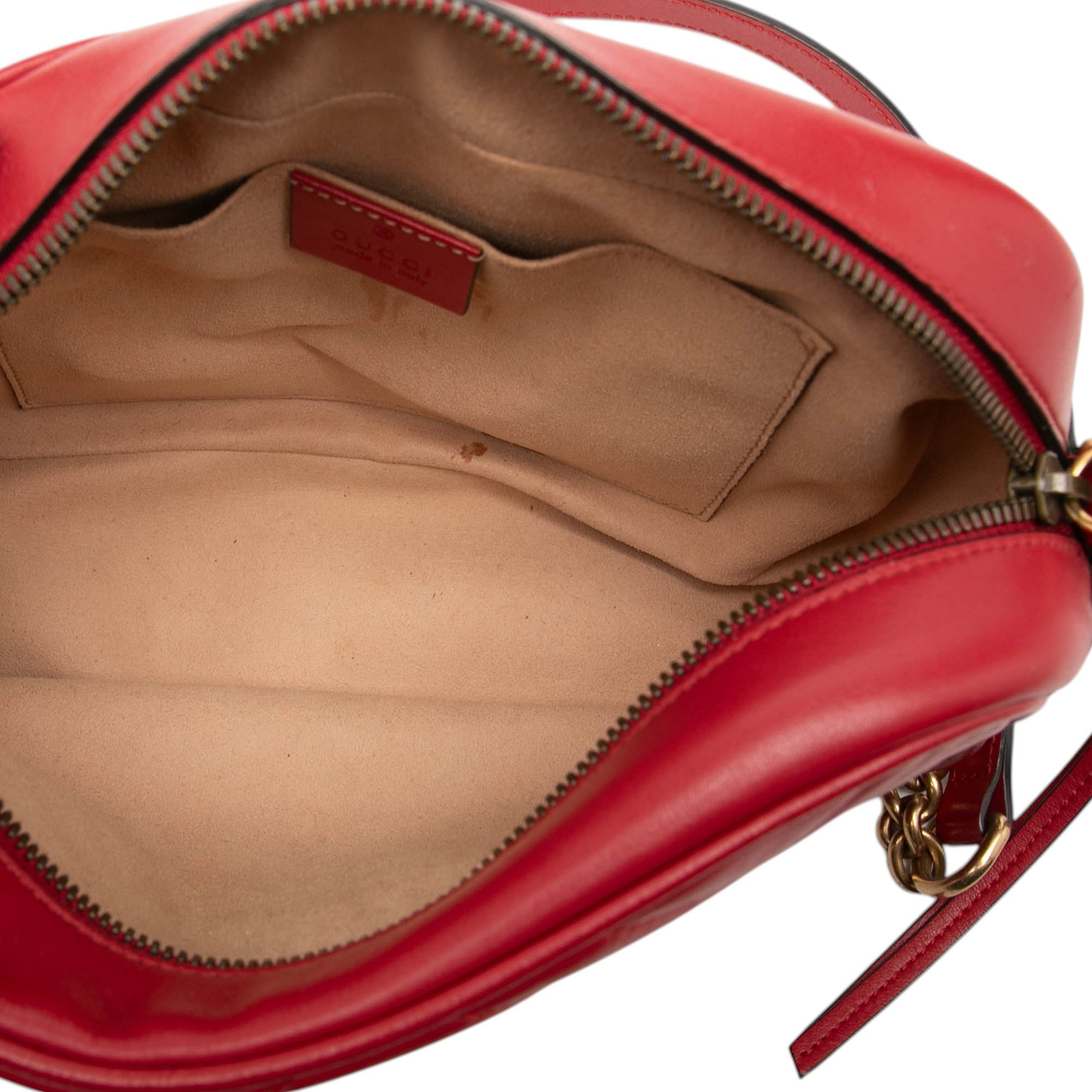 Gucci Small Gg Marmont Matelasse Leather Crossbody, från Luxclusif, i färgen red. Klicka för att öppna bilden i stort format