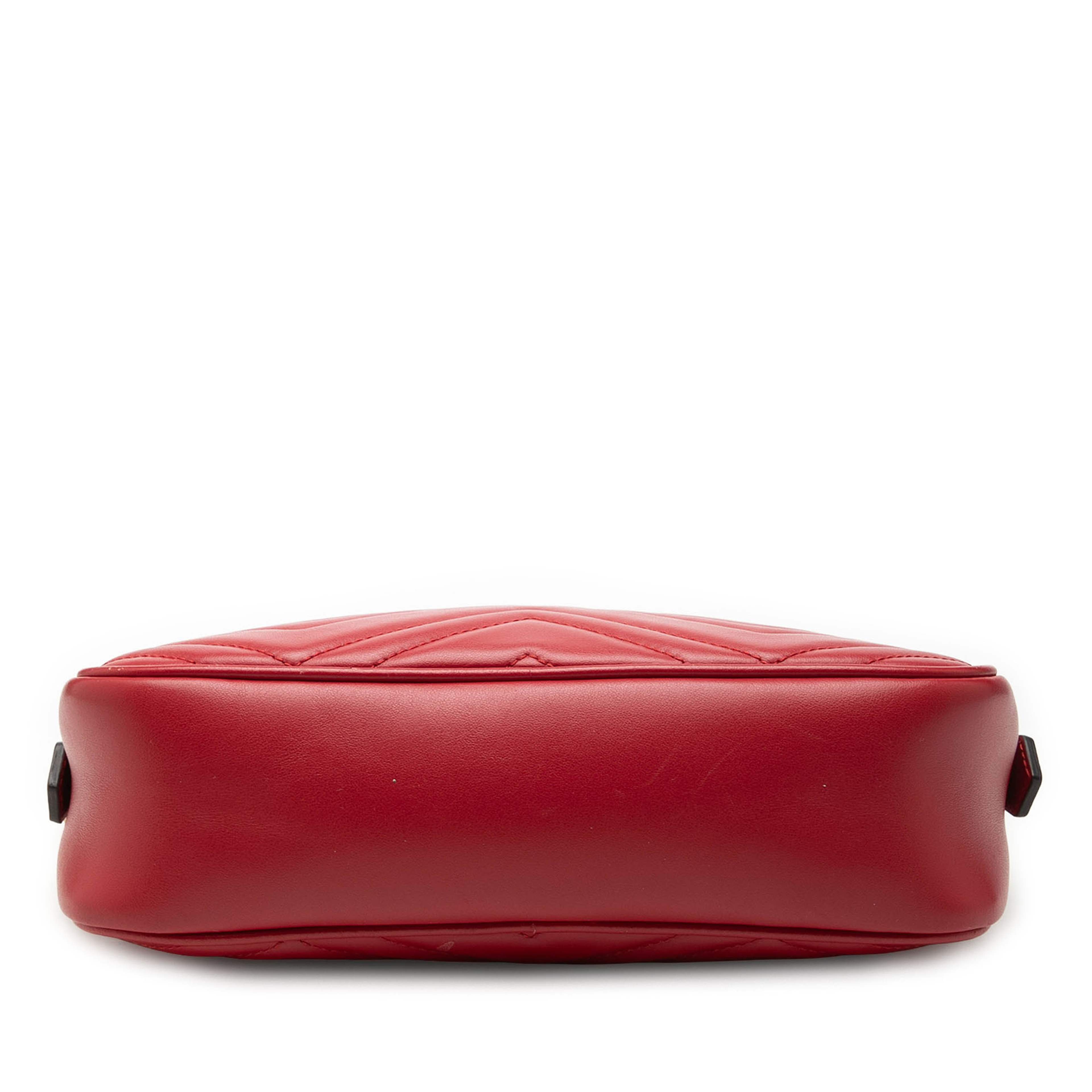 Gucci Small Gg Marmont Matelasse Leather Crossbody, från Luxclusif, i färgen röd. Klicka för att öppna bilden i stort format