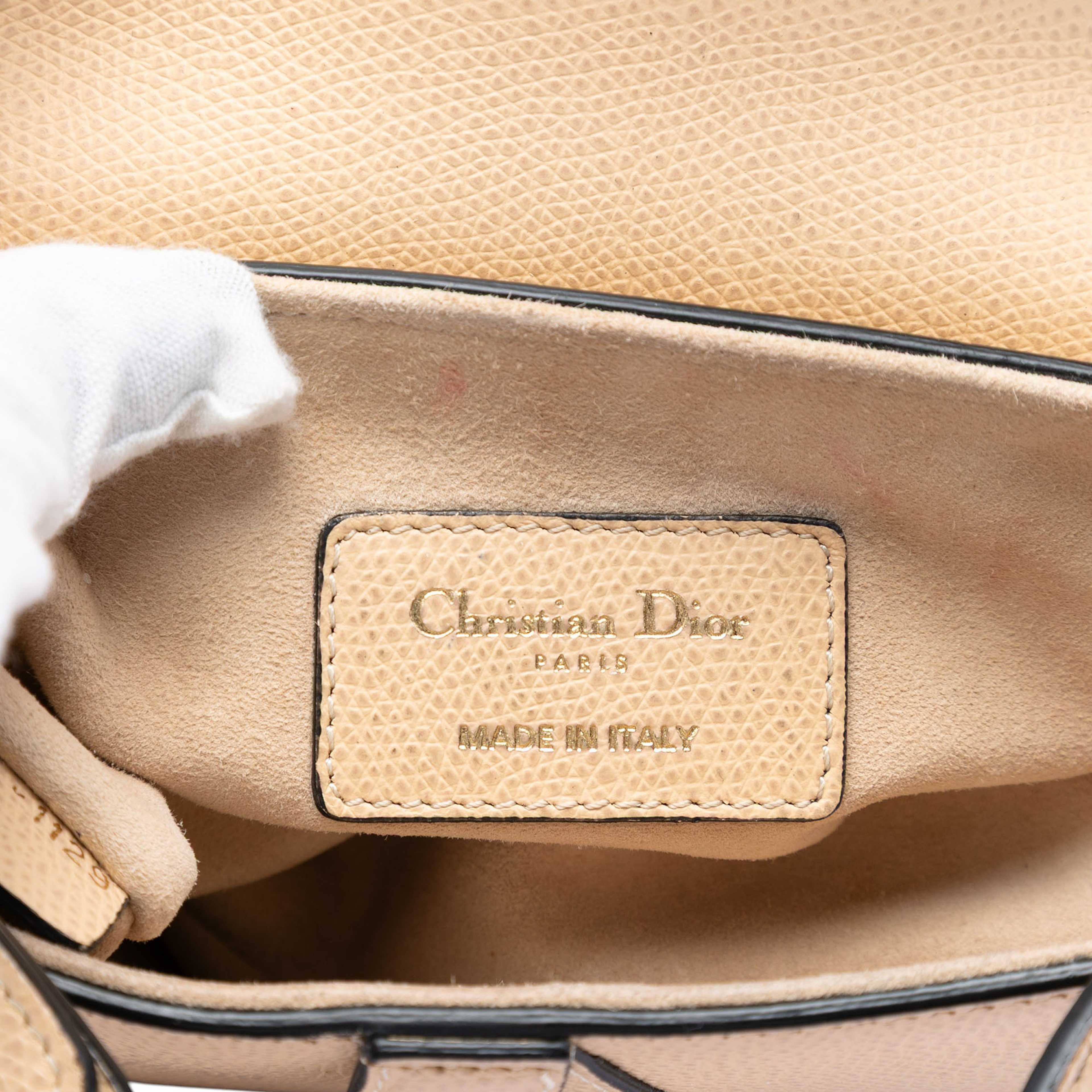 Dior Mini Grained Calfskin Saddle Bag, från Luxclusif, i färgen beige. Klicka för att öppna bilden i stort format