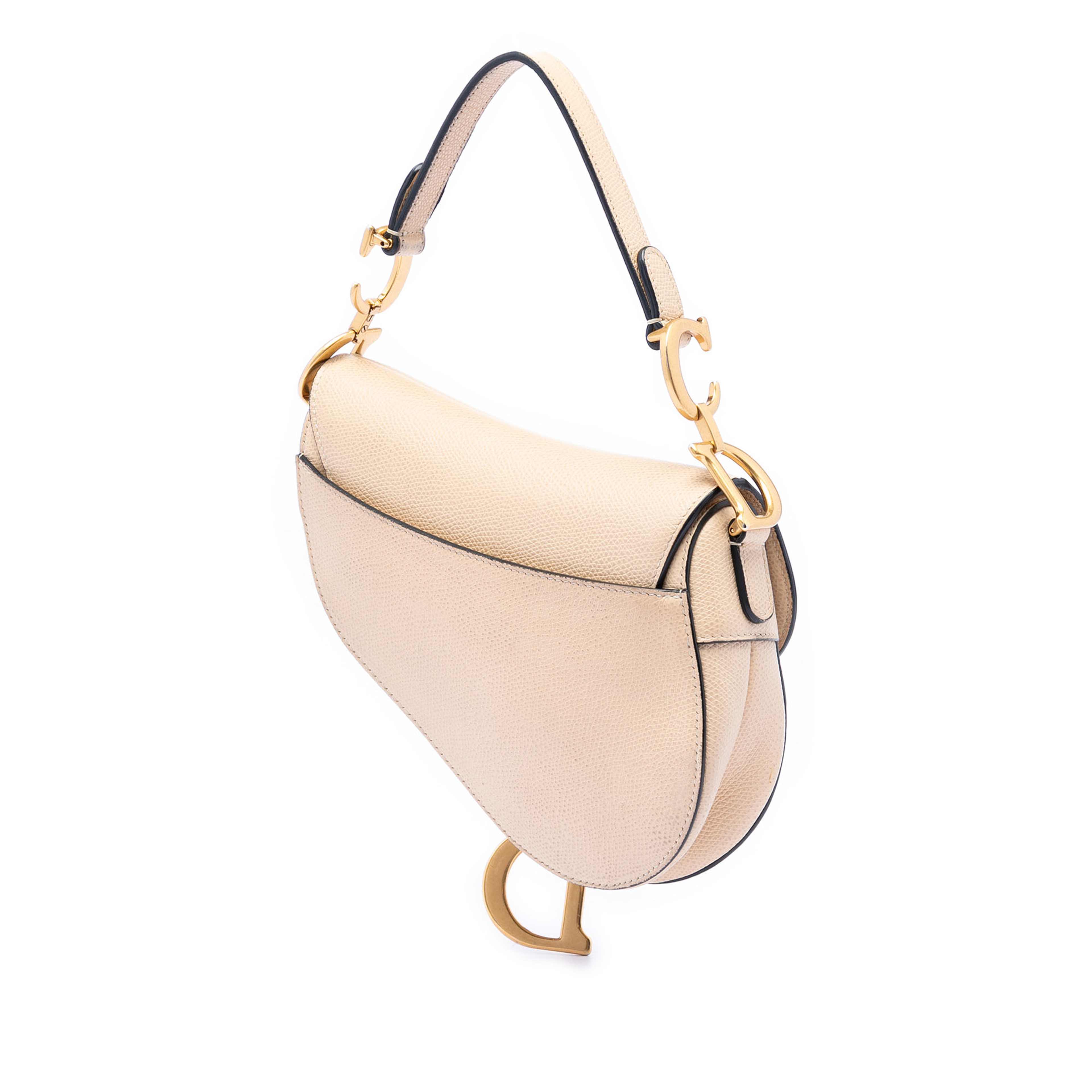 Dior Mini Grained Calfskin Saddle Bag, från Luxclusif, i färgen beige. Klicka för att öppna bilden i stort format