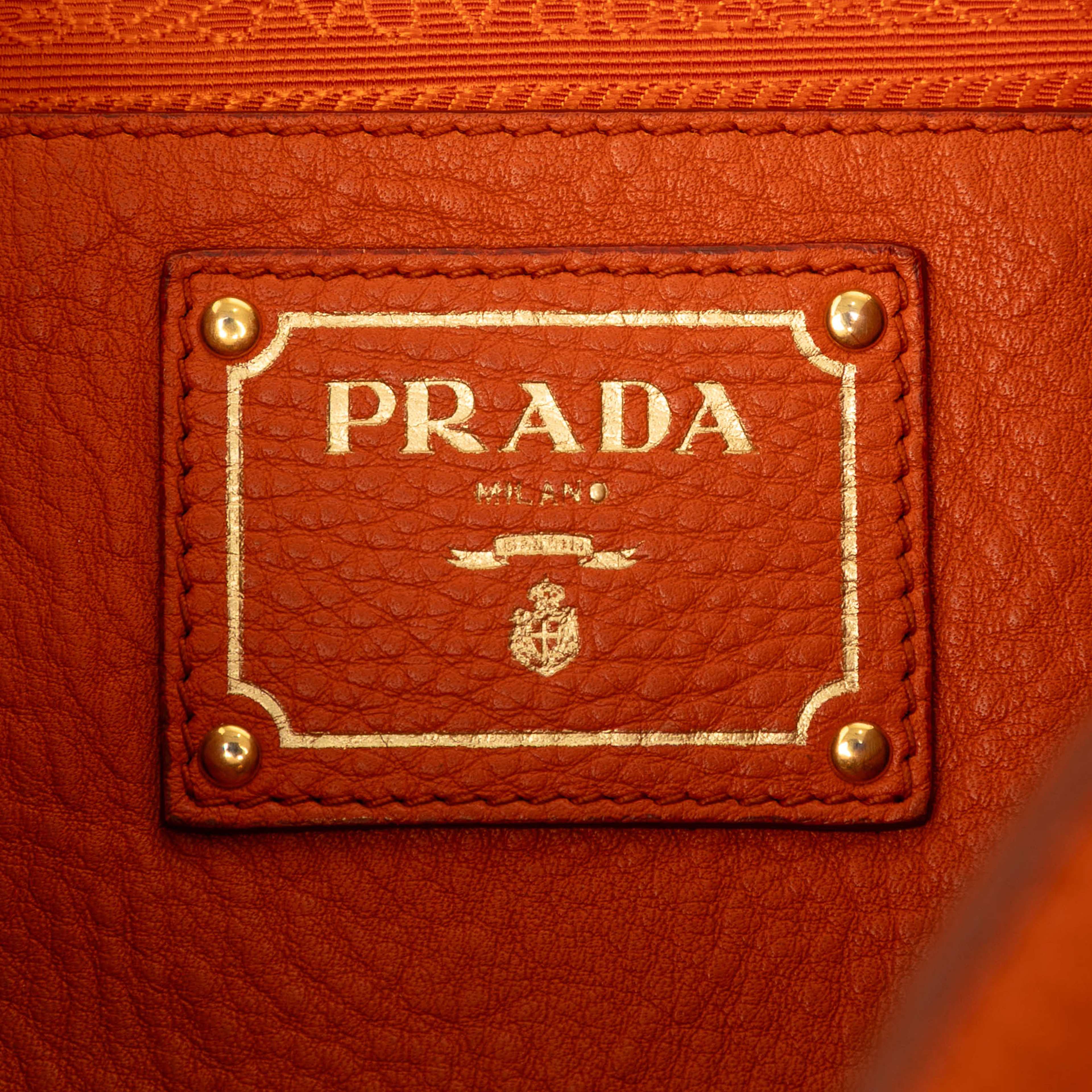 Prada Vitello Daino Side Pocket Shoulder Bag, från Luxclusif, i färgen orange. Klicka för att öppna bilden i stort format