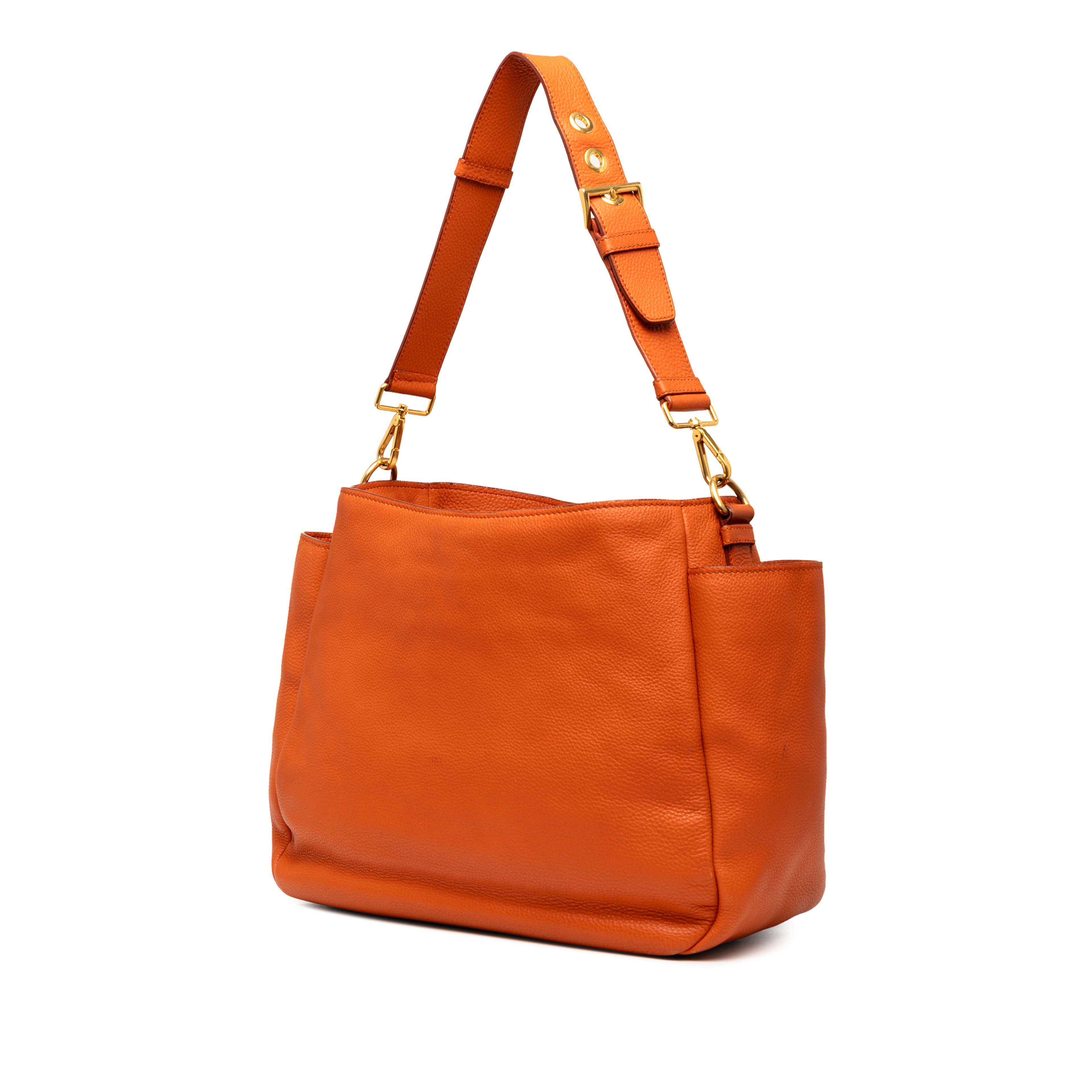 Prada Vitello Daino Side Pocket Shoulder Bag, från Luxclusif, i färgen orange. Klicka för att öppna bilden i stort format