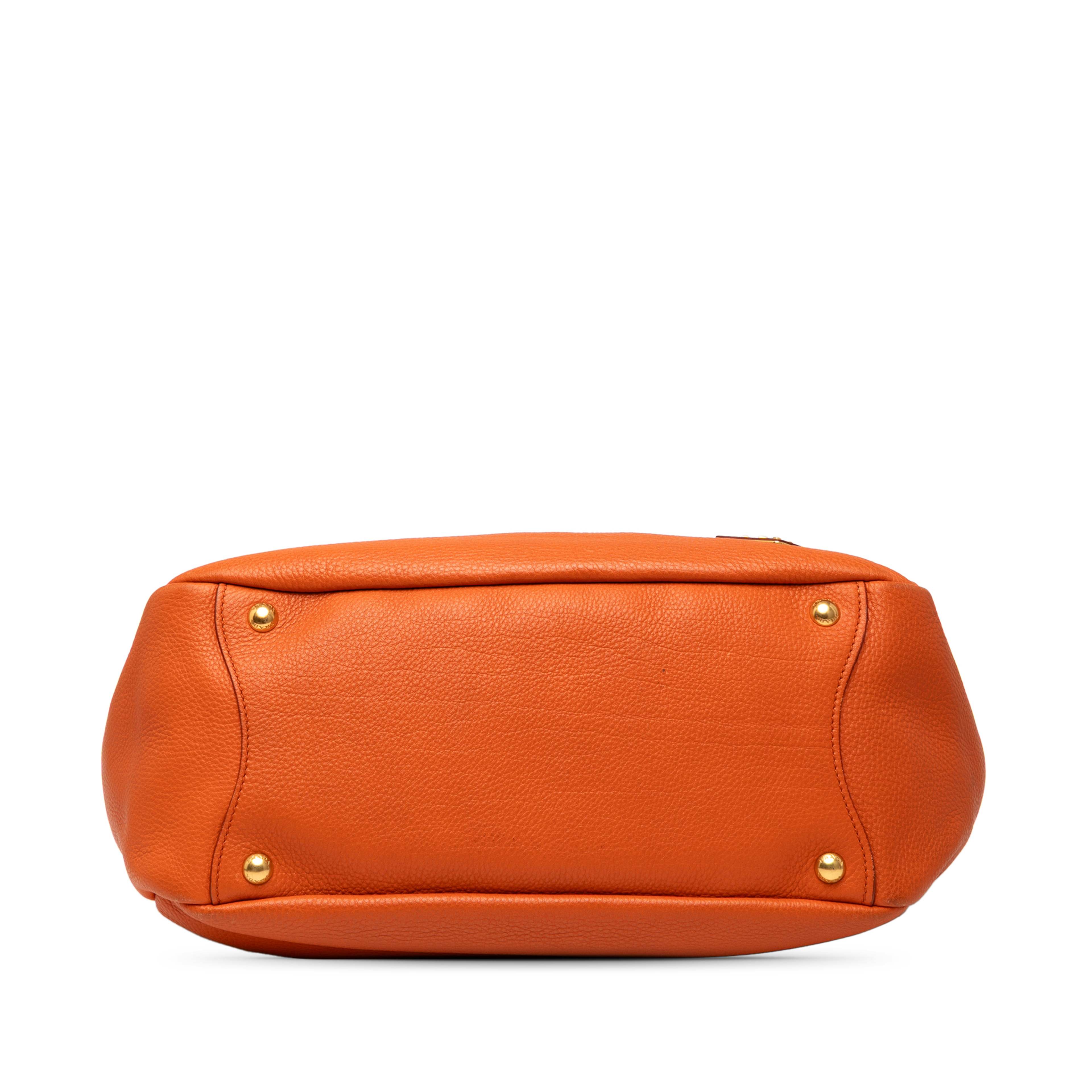 Prada Vitello Daino Side Pocket Shoulder Bag, från Luxclusif, i färgen orange. Klicka för att öppna bilden i stort format