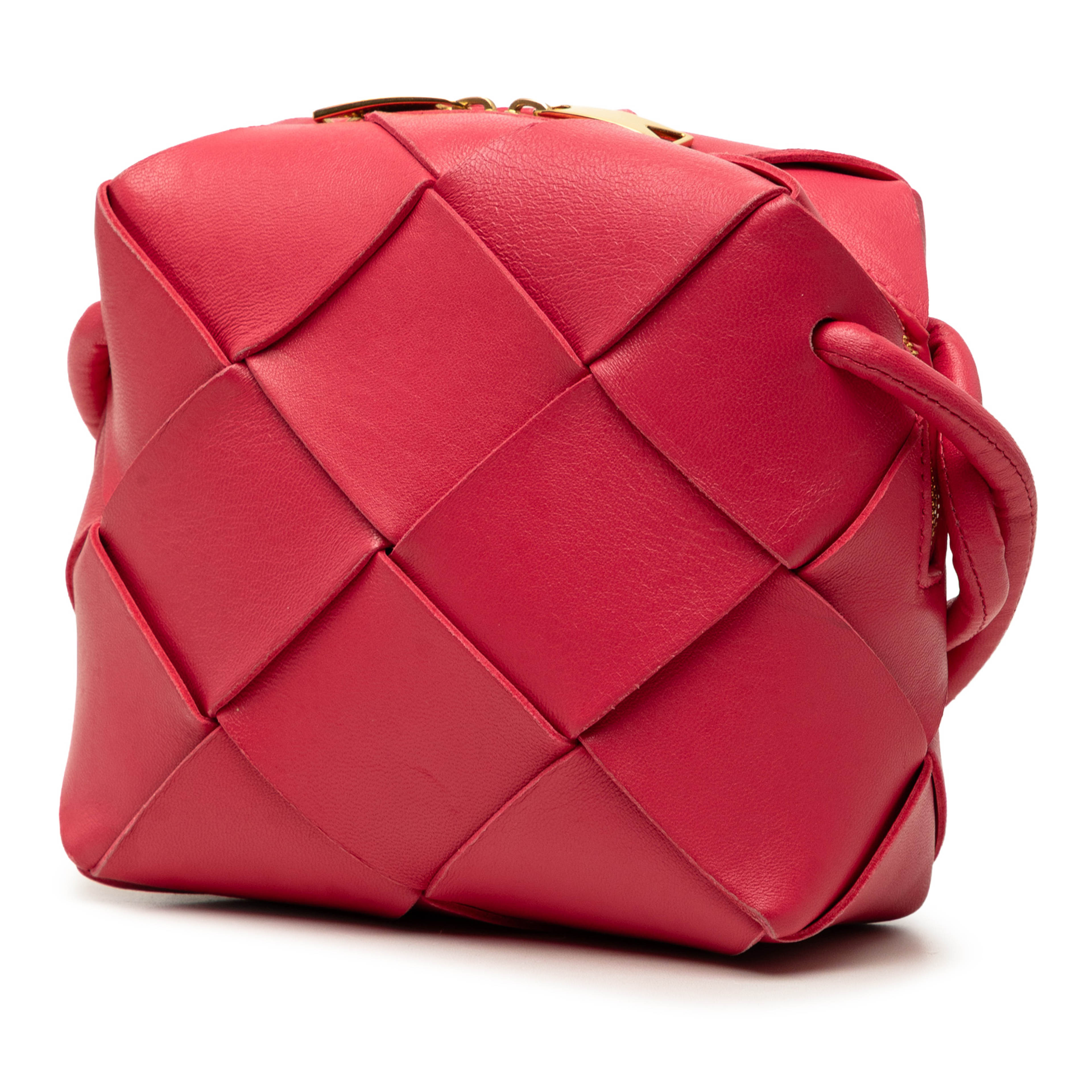 Bottega Veneta Mini Lambskin Intrecciato Cassette Camera Bag, från Luxclusif, i färgen rosa. Klicka för att öppna bilden i stort format