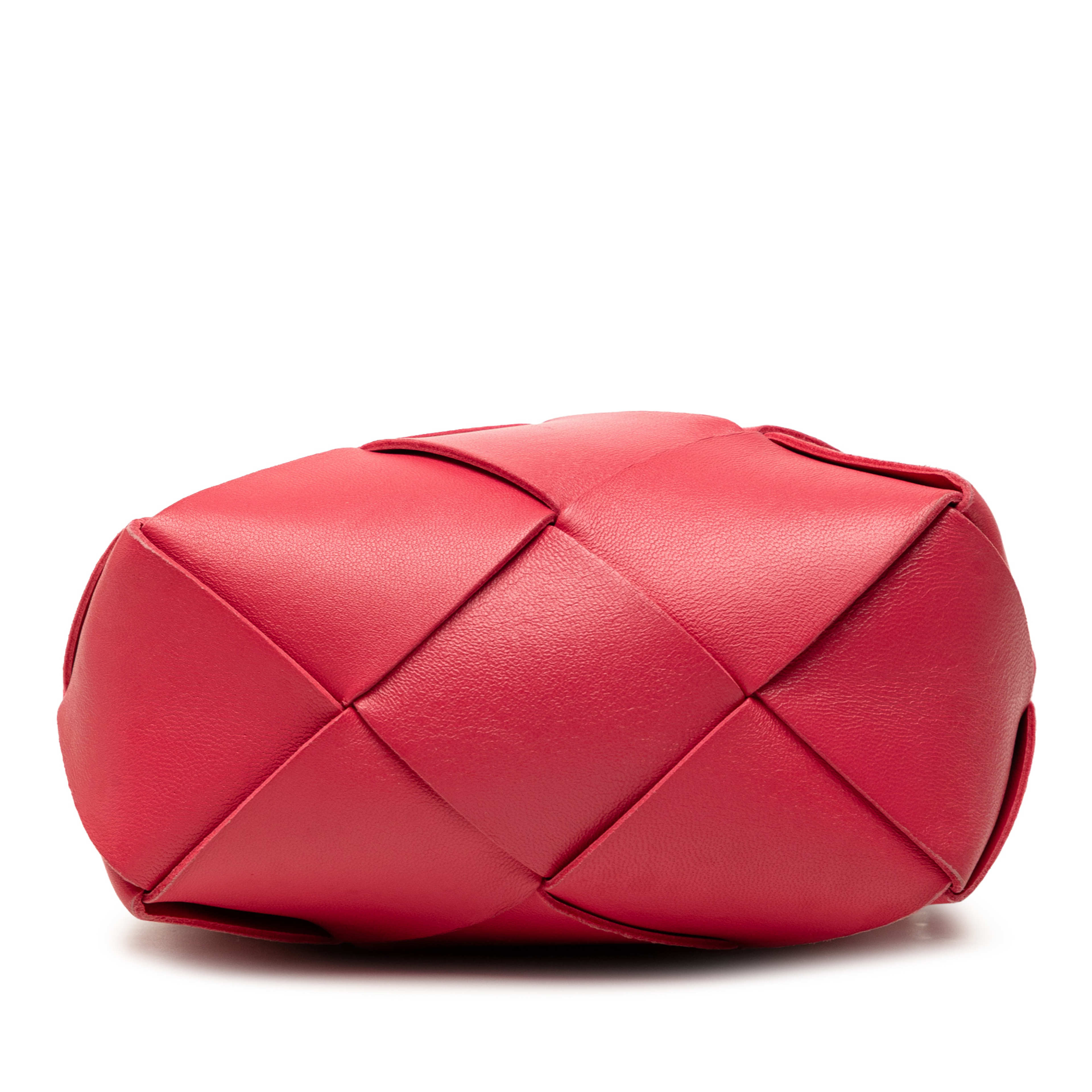 Bottega Veneta Mini Lambskin Intrecciato Cassette Camera Bag, från Luxclusif, i färgen rosa. Klicka för att öppna bilden i stort format