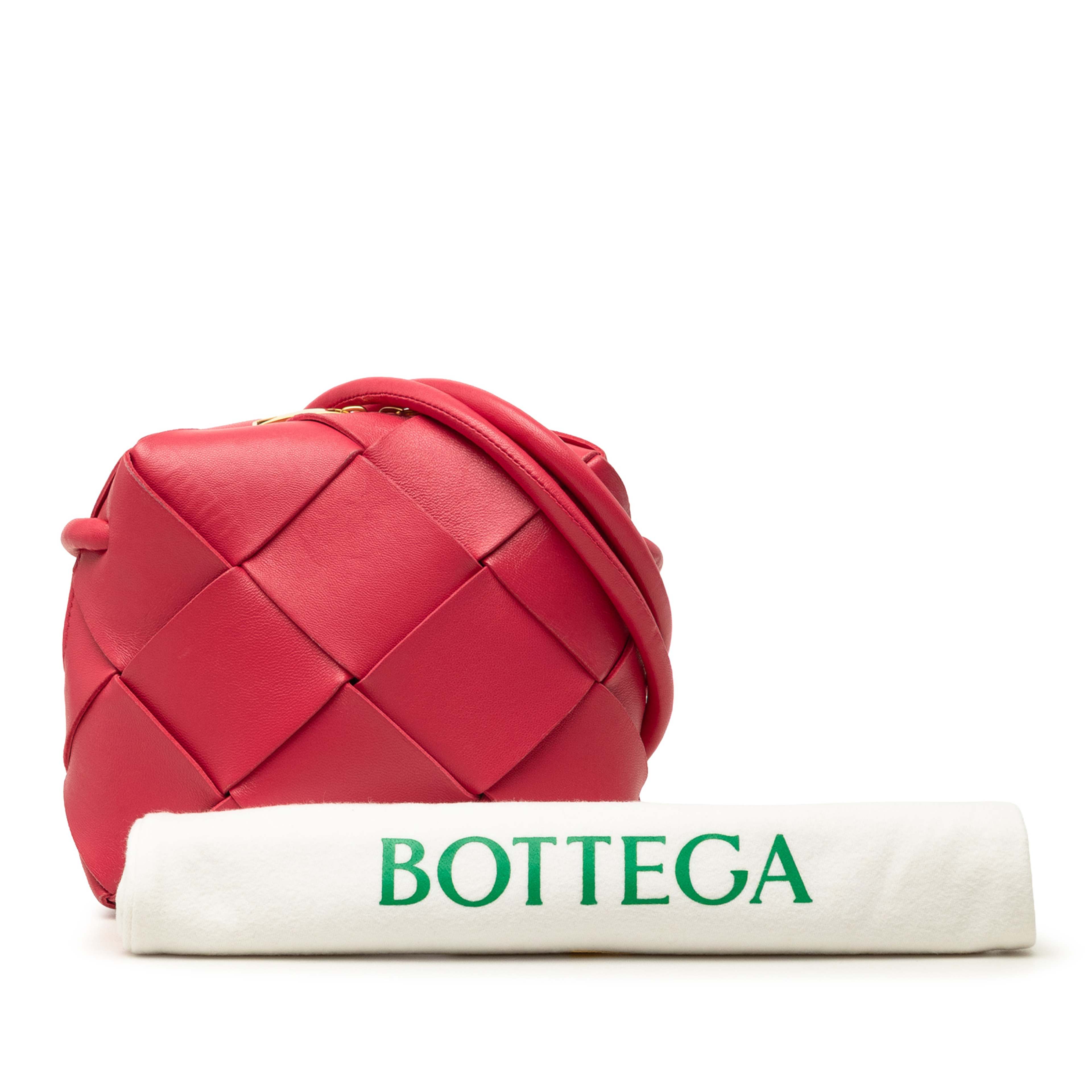 Bottega Veneta Mini Lambskin Intrecciato Cassette Camera Bag, från Luxclusif, i färgen rosa. Klicka för att öppna bilden i stort format