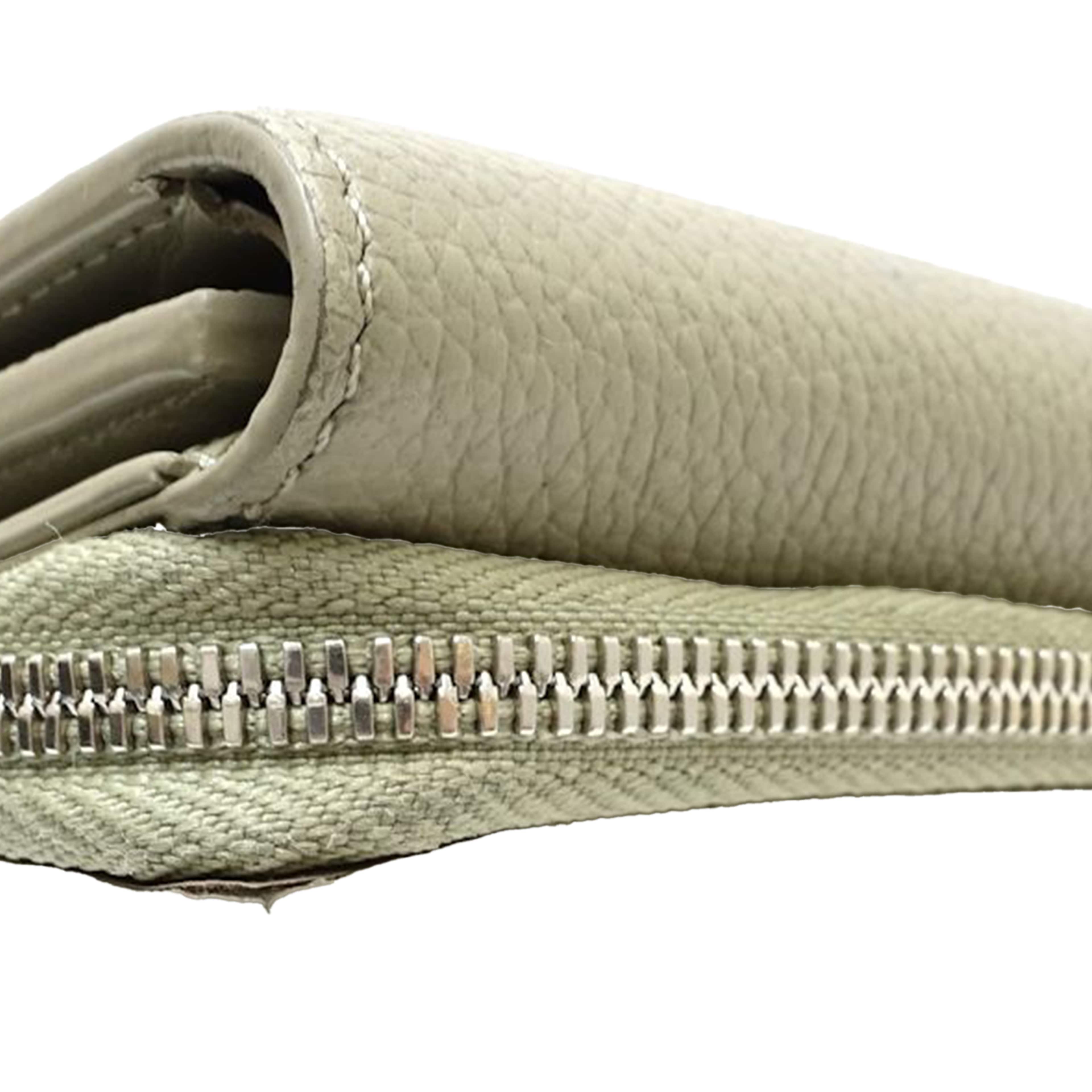 Louis Vuitton Aerogram Pilot Trifold Wallet, från Luxclusif, i färgen grå. Klicka för att öppna bilden i stort format