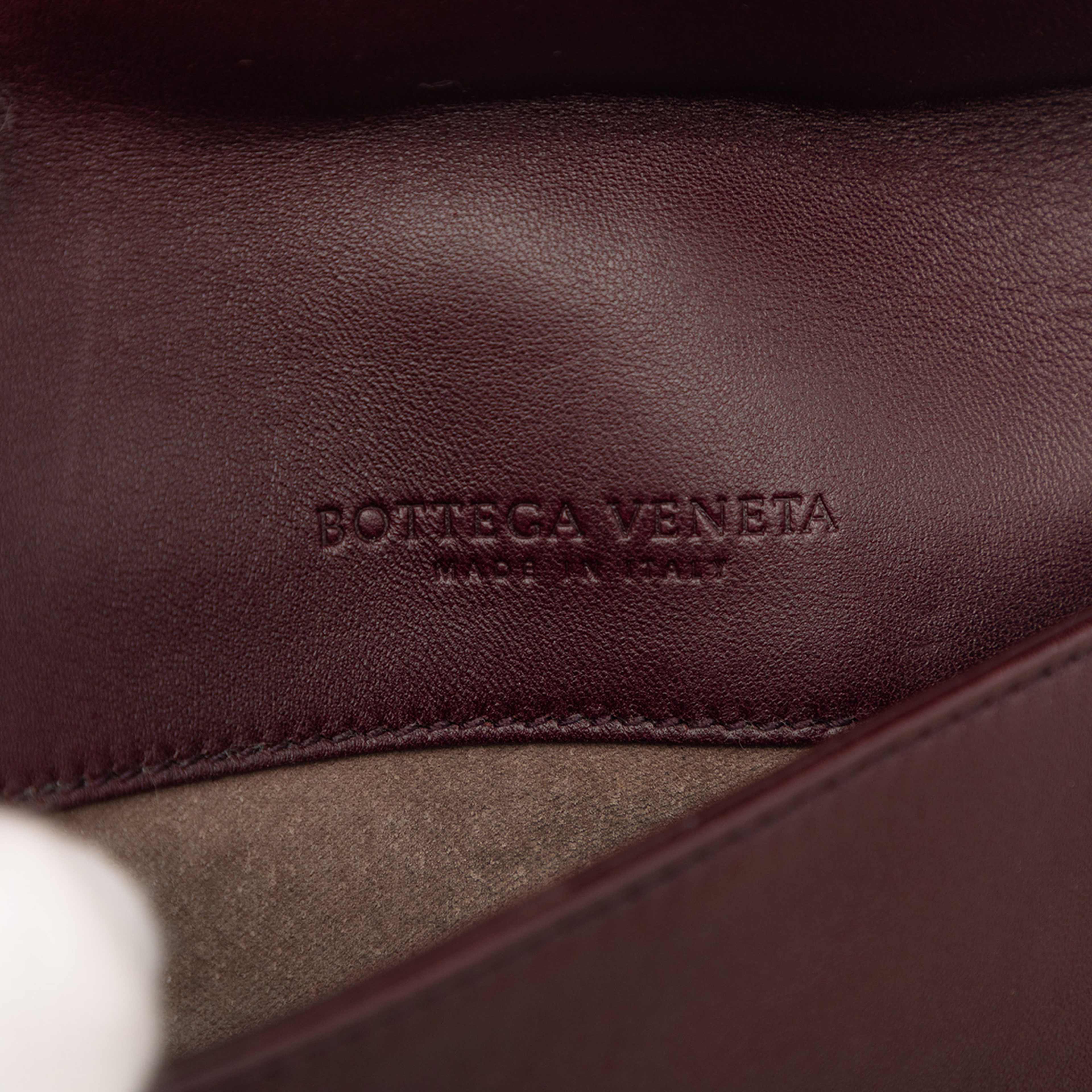 Bottega Veneta Intrecciato Trimmed Leather Double Sided Flap Satchel, från Luxclusif, i färgen burgundy. Klicka för att öppna bilden i stort format