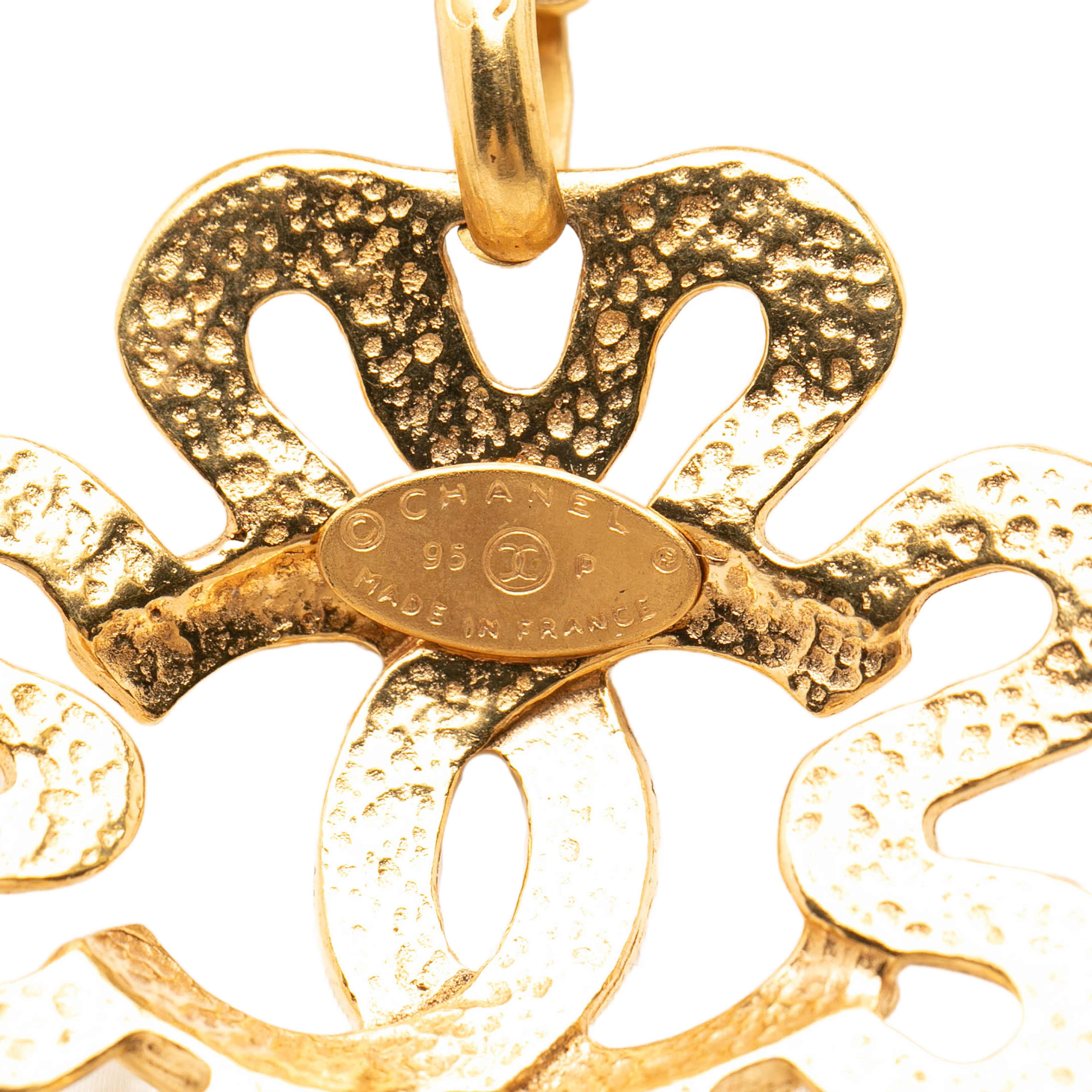 Chanel Gold Plated Cc Flower Pendant Necklace, från Luxclusif, i färgen gold. Klicka för att öppna bilden i stort format