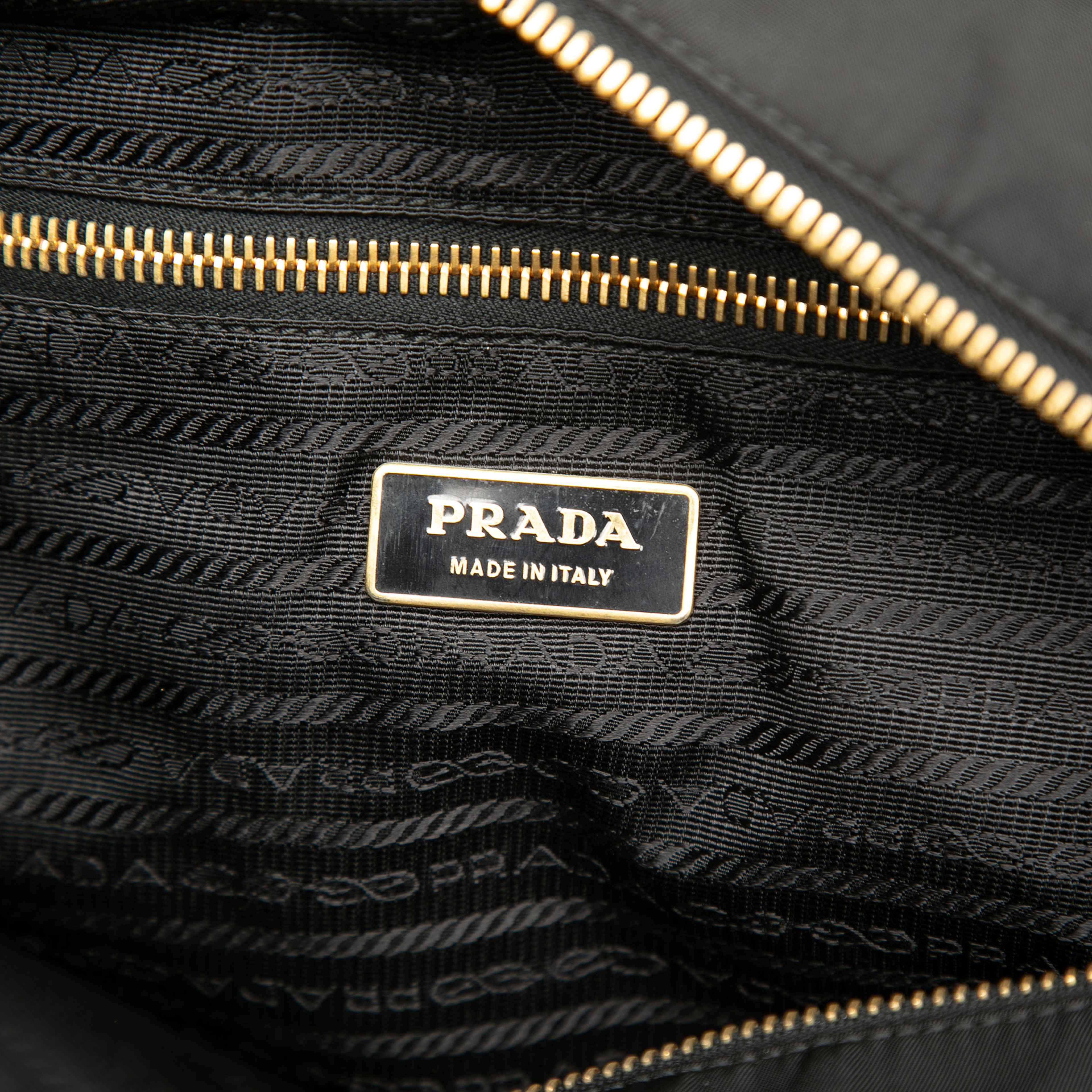 Prada Saffiano Trimmed Tessuto Satchel, från Luxclusif, i färgen black. Klicka för att öppna bilden i stort format