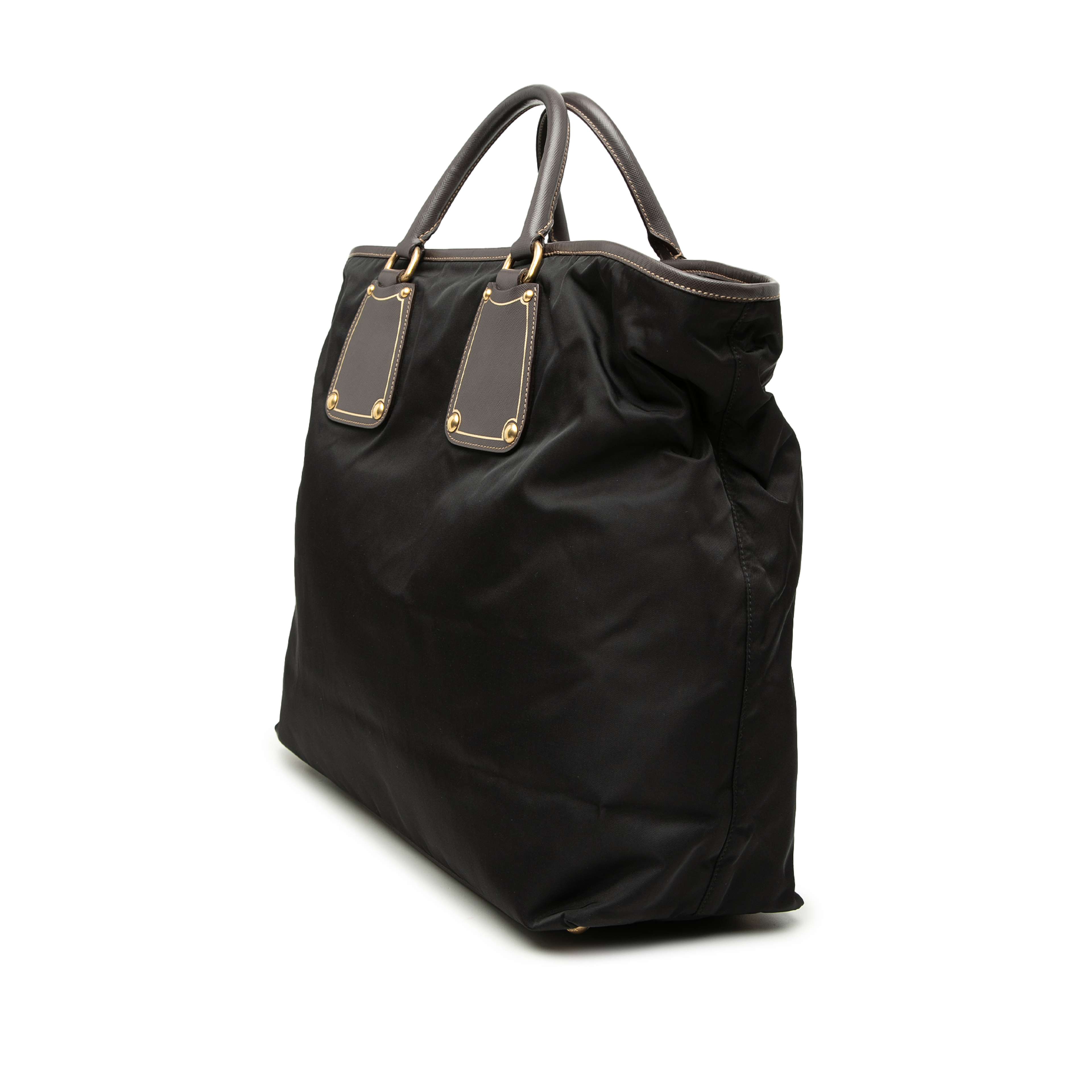 Prada Saffiano Trimmed Tessuto Satchel, från Luxclusif, i färgen black. Klicka för att öppna bilden i stort format
