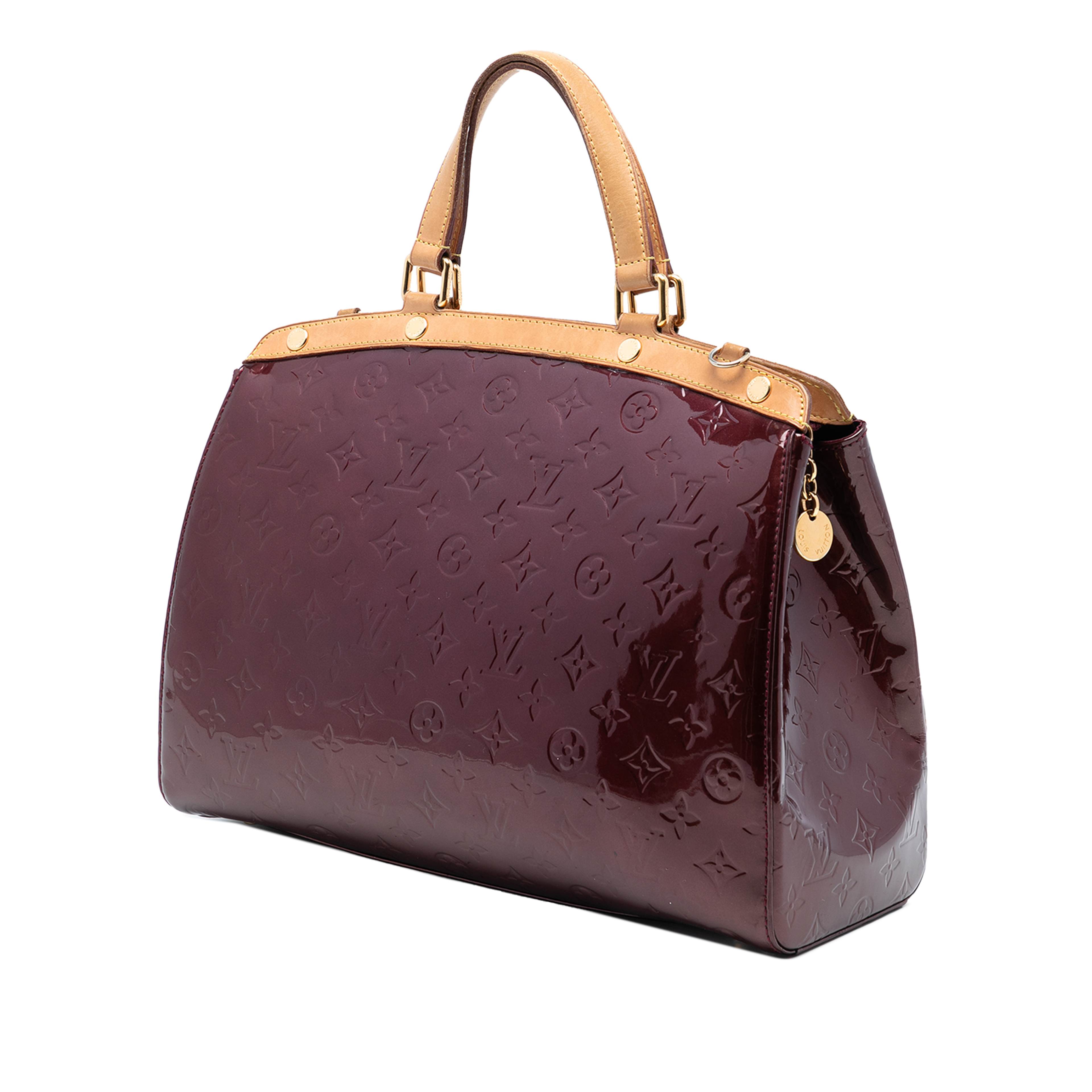 Louis Vuitton Monogram Vernis Brea Gm, från Luxclusif, i färgen red. Klicka för att öppna bilden i stort format
