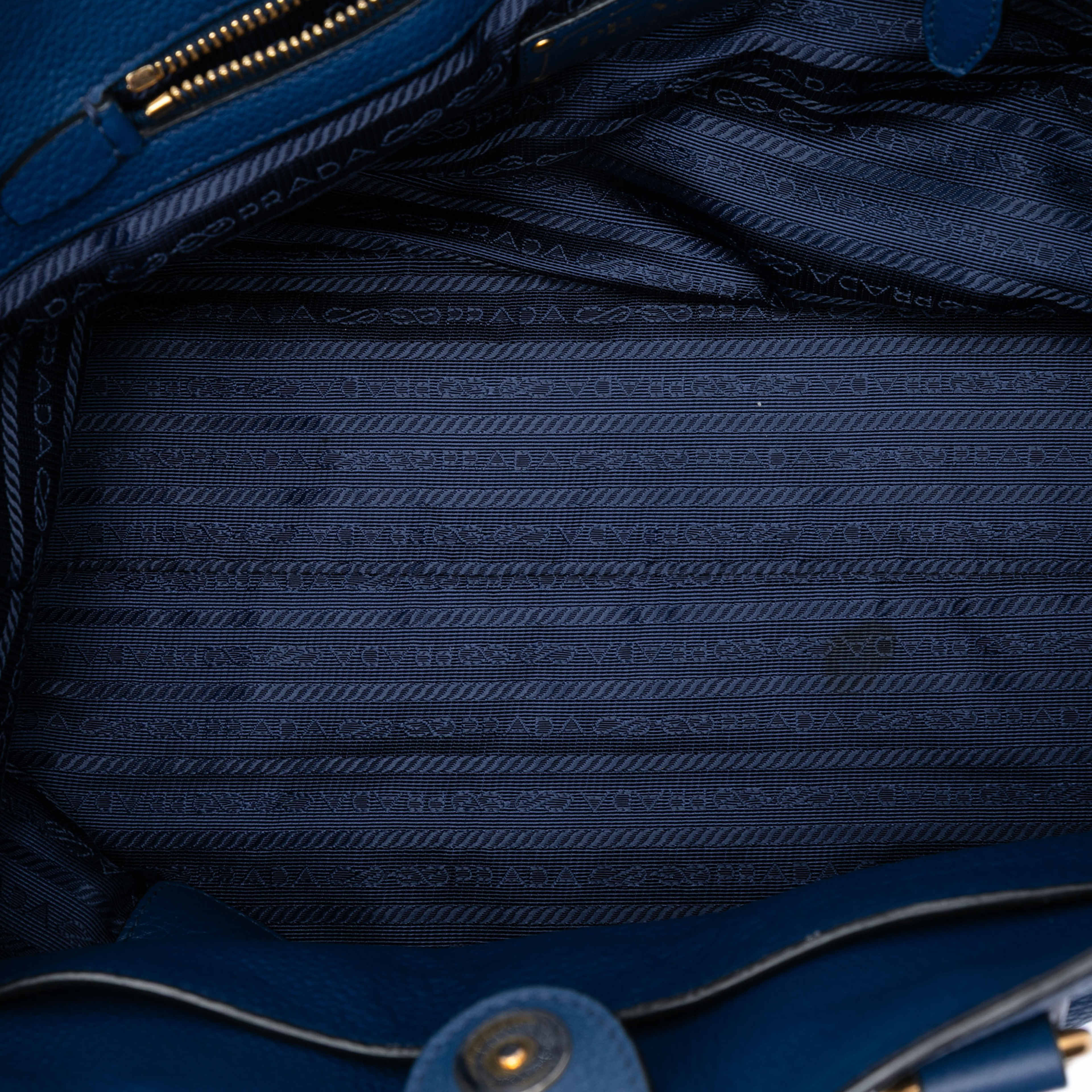 Prada Vitello Phenix Tote, från Luxclusif, i färgen blue. Klicka för att öppna bilden i stort format