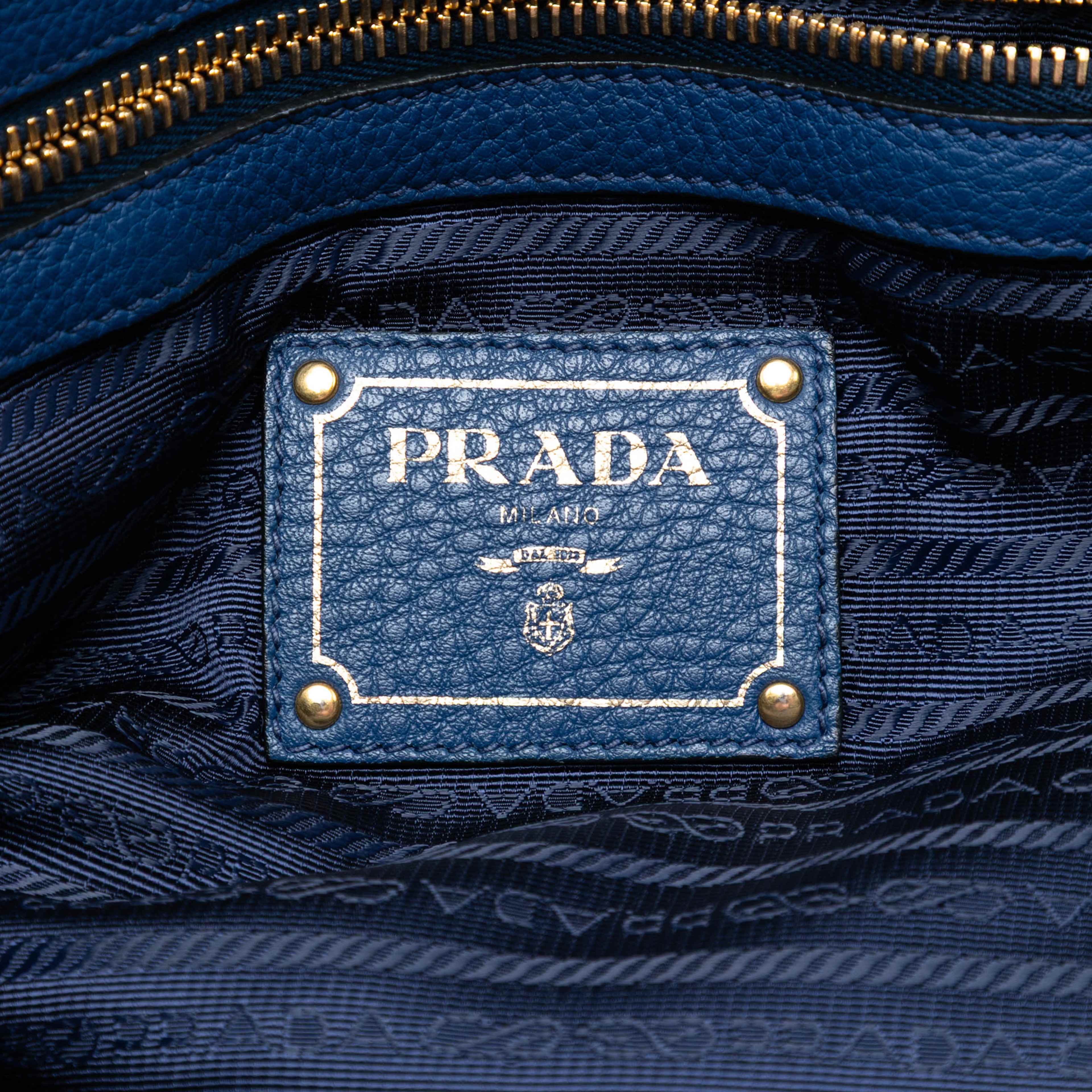 Prada Vitello Phenix Tote, från Luxclusif, i färgen blue. Klicka för att öppna bilden i stort format