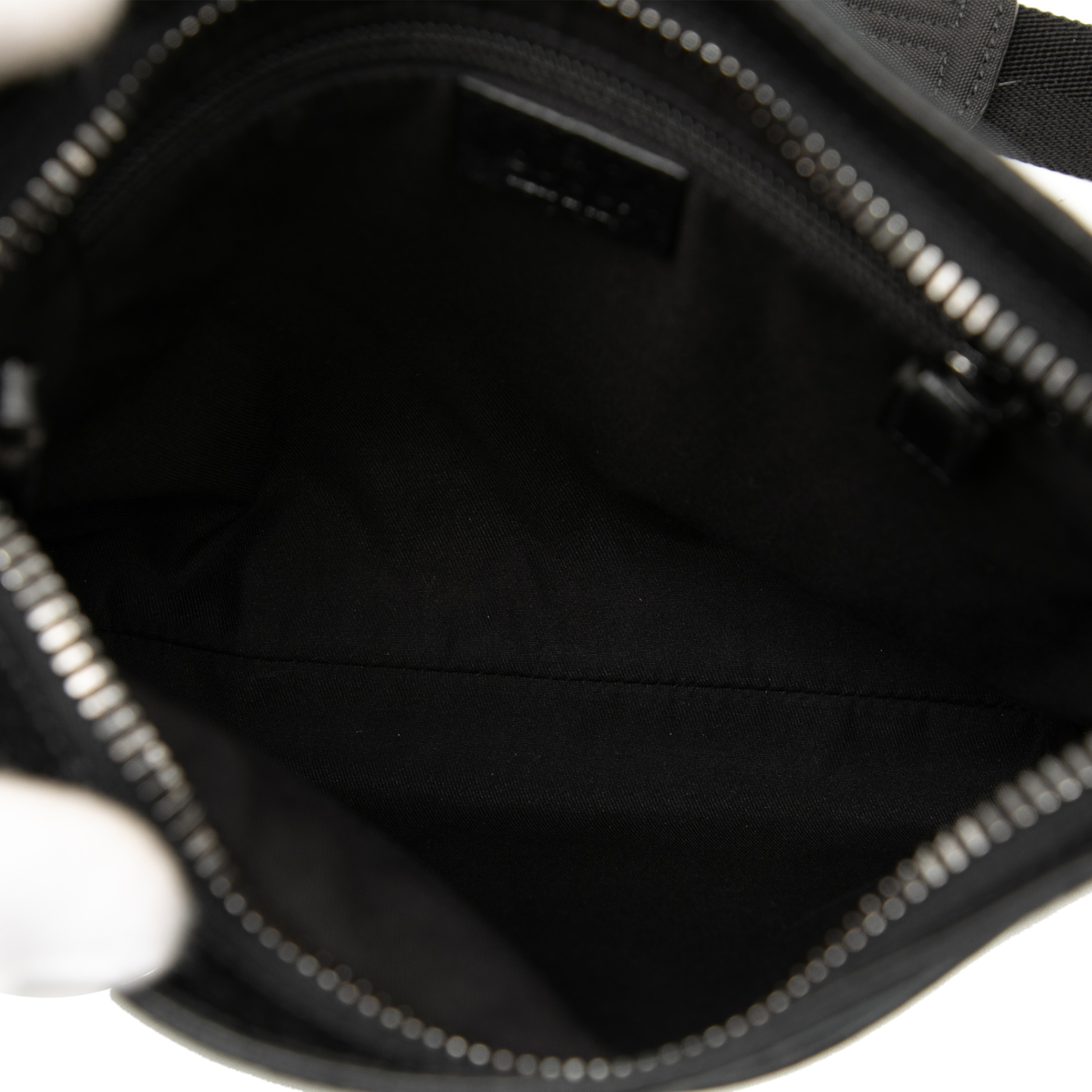 Gucci Gg Canvas Crossbody, från Luxclusif, i färgen svart. Klicka för att öppna bilden i stort format