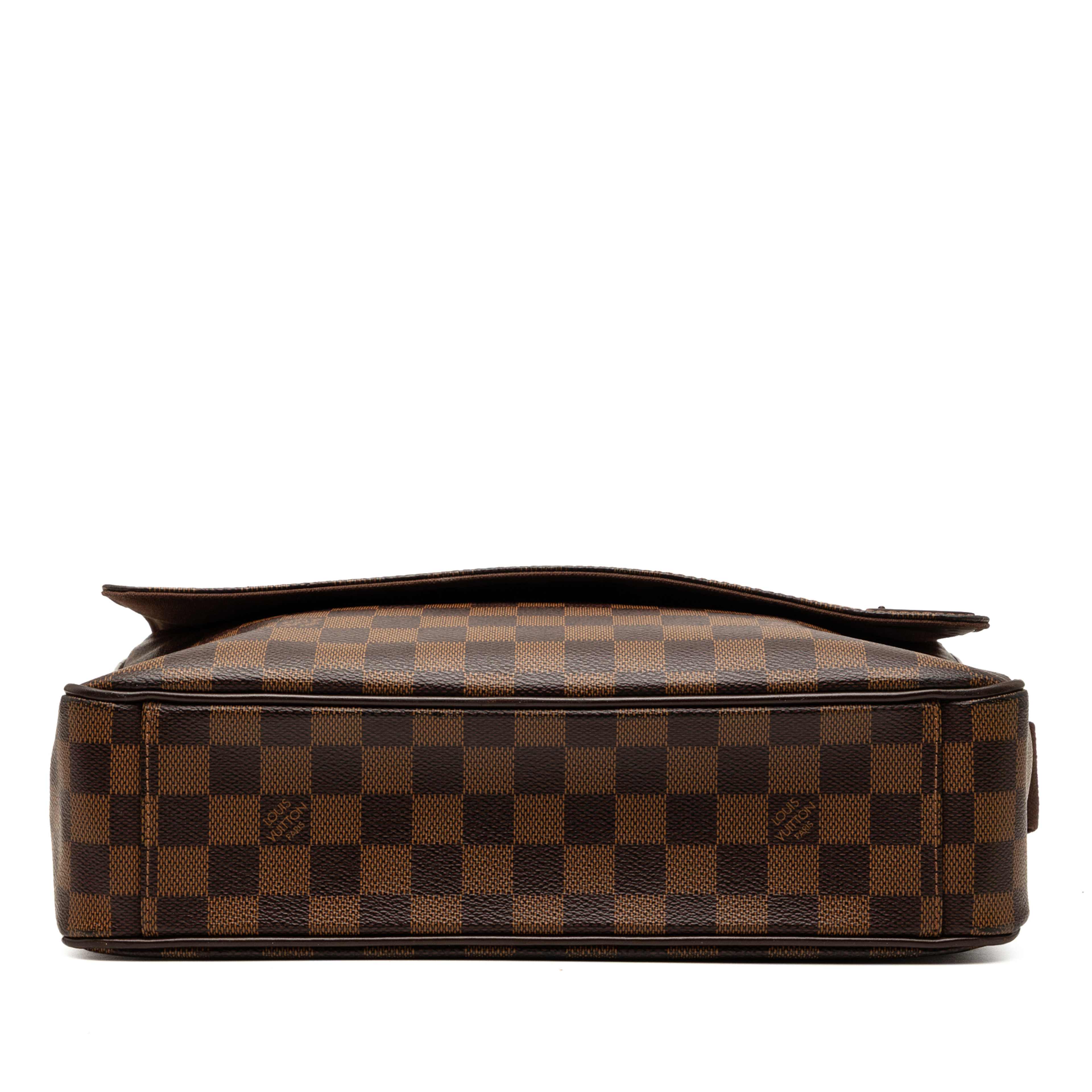 Louis Vuitton Damier Ebene Shelton Mm, från Luxclusif, i färgen brown. Klicka för att öppna bilden i stort format