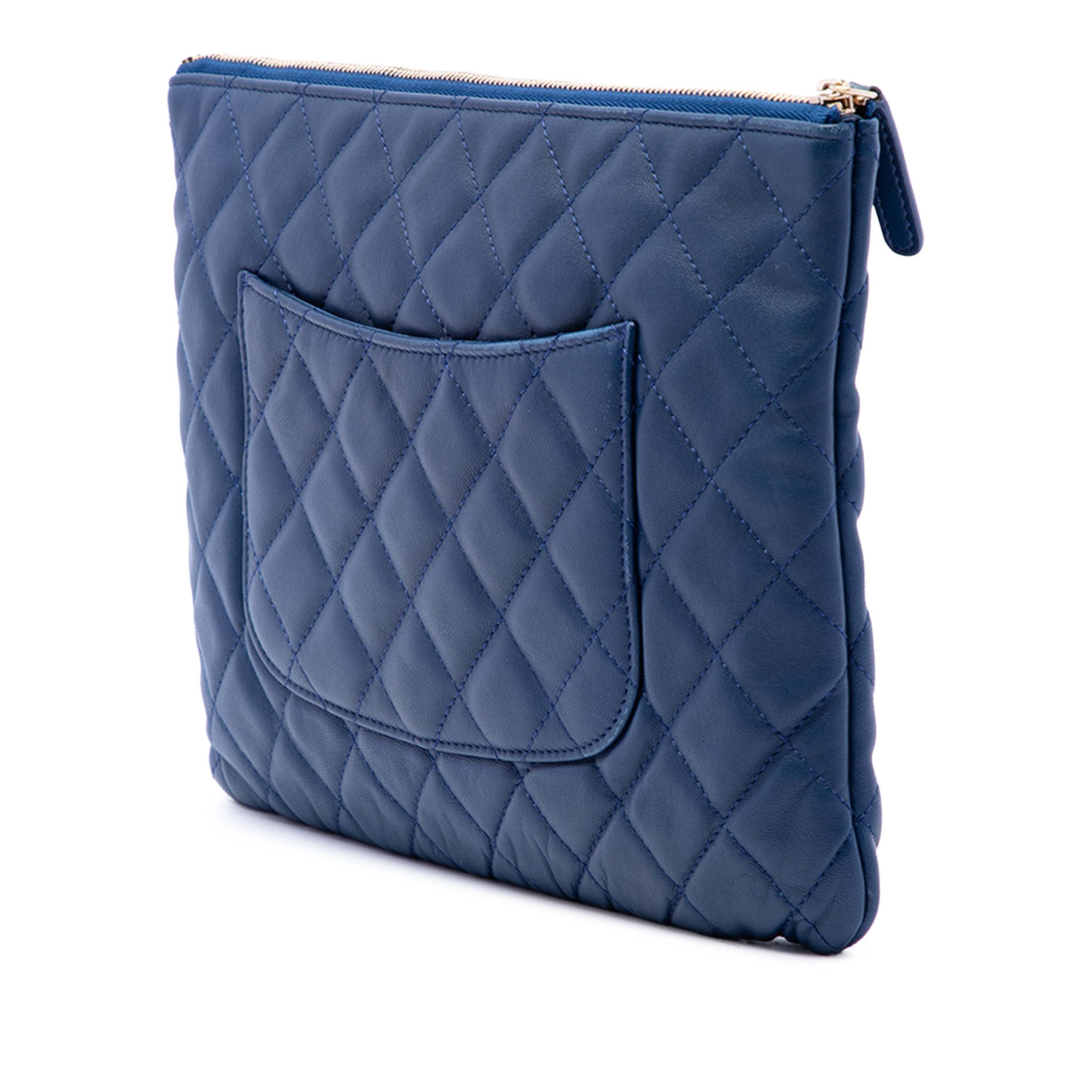 Chanel Medium Quilted Lambskin O Case Clutch, från Luxclusif, i färgen blå. Klicka för att öppna bilden i stort format