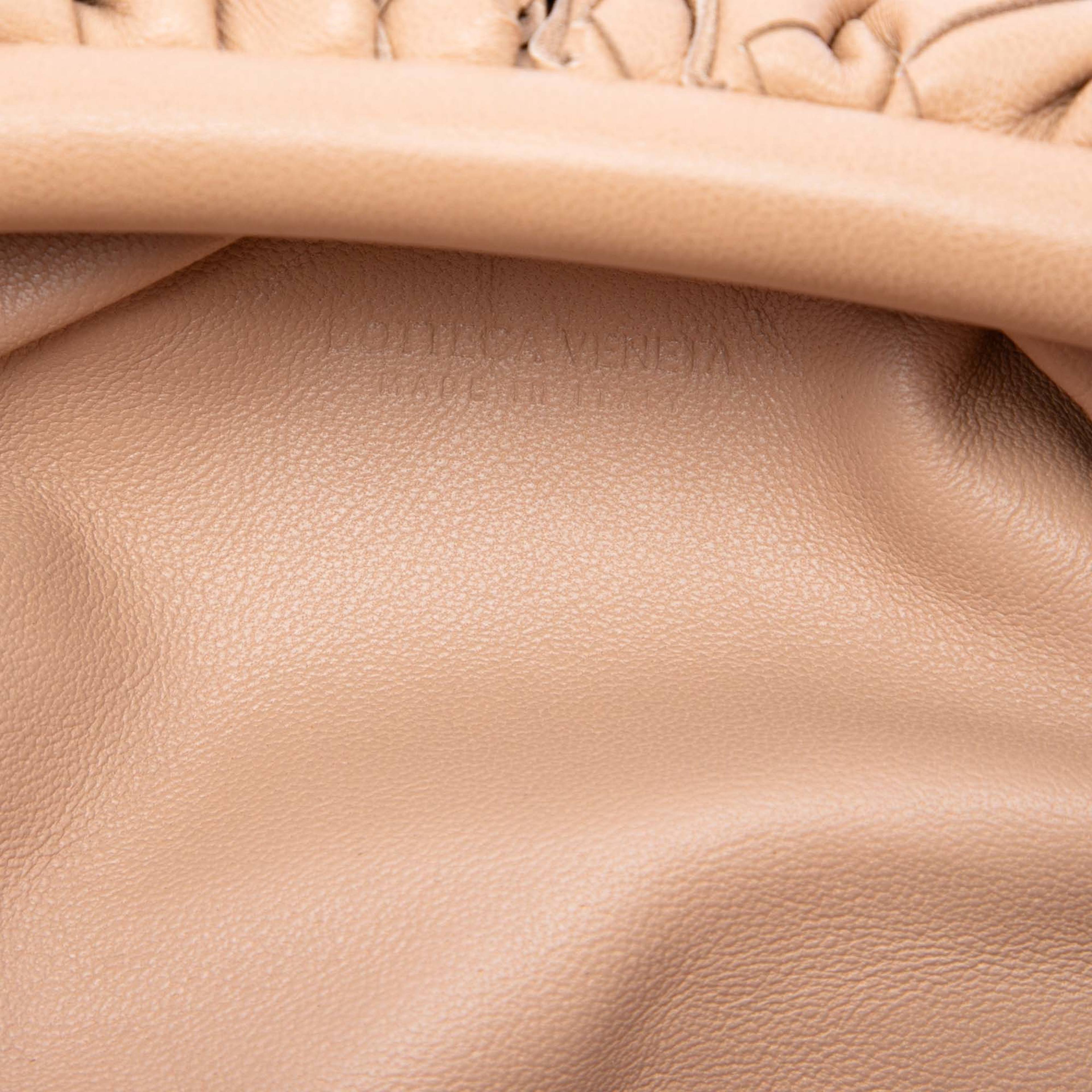 Bottega Veneta Nappa Intrecciato The Mini Pouch Crossbody, från Luxclusif, i färgen brun. Klicka för att öppna bilden i stort format