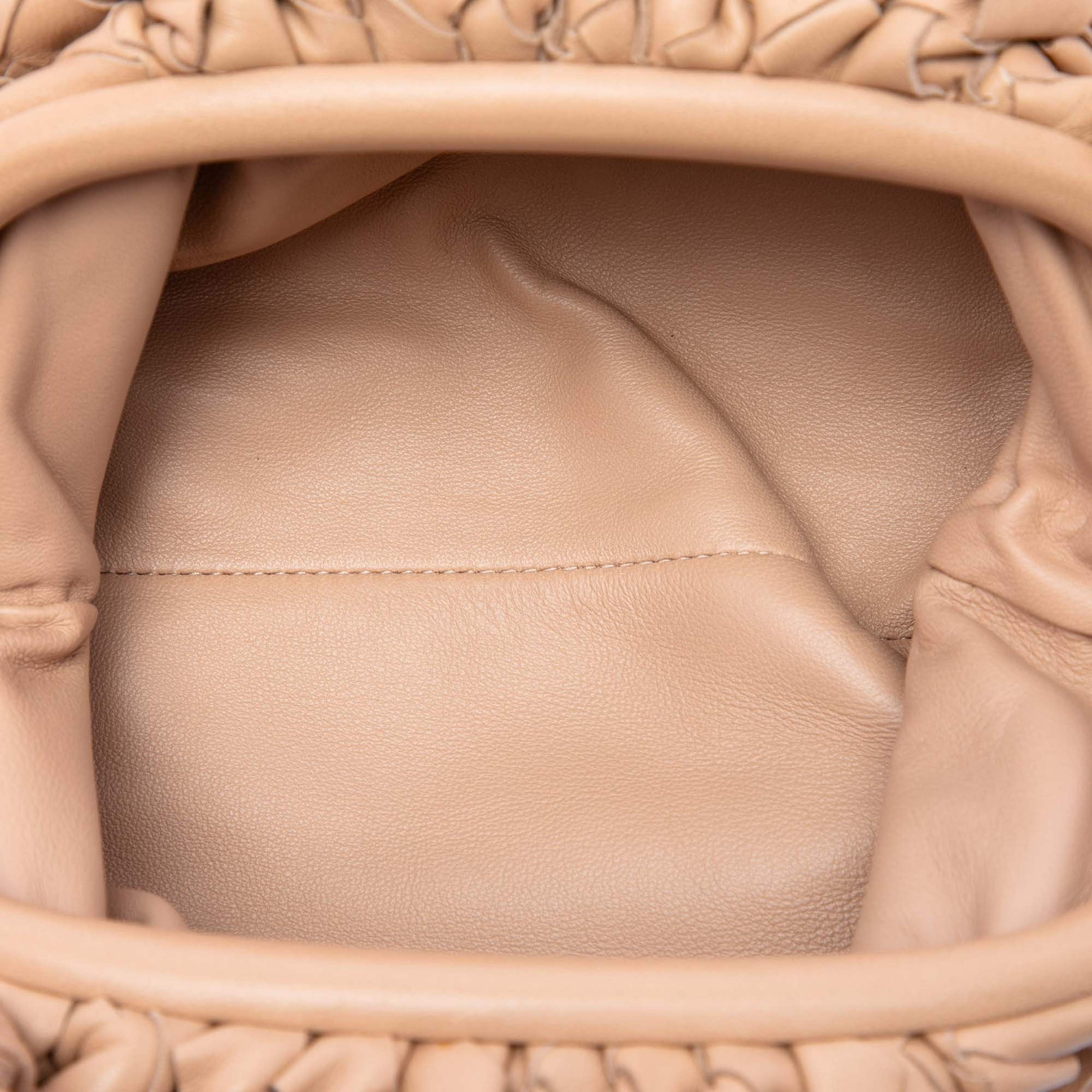 Bottega Veneta Nappa Intrecciato The Mini Pouch Crossbody, från Luxclusif, i färgen brun. Klicka för att öppna bilden i stort format