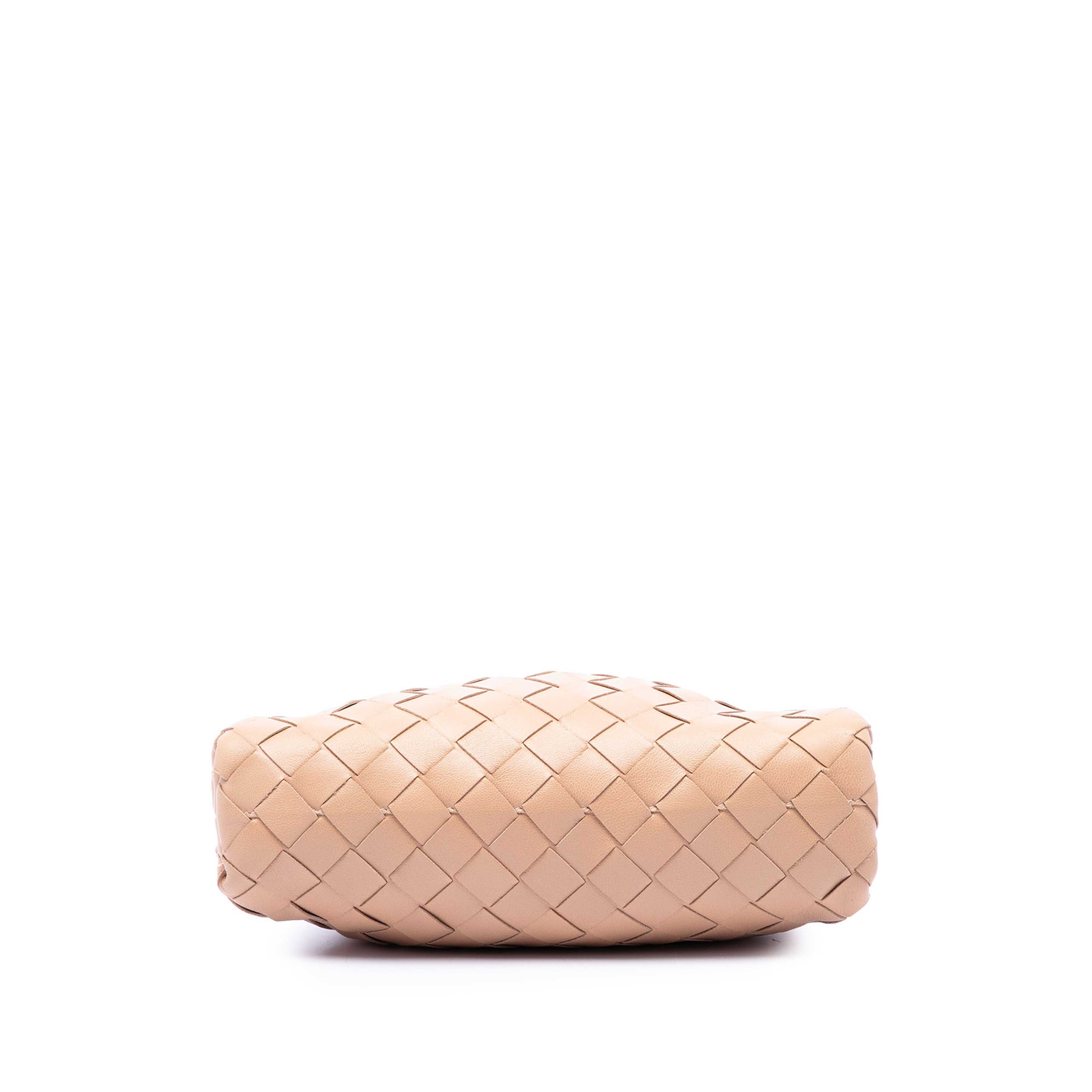 Bottega Veneta Nappa Intrecciato The Mini Pouch Crossbody, från Luxclusif, i färgen brun. Klicka för att öppna bilden i stort format