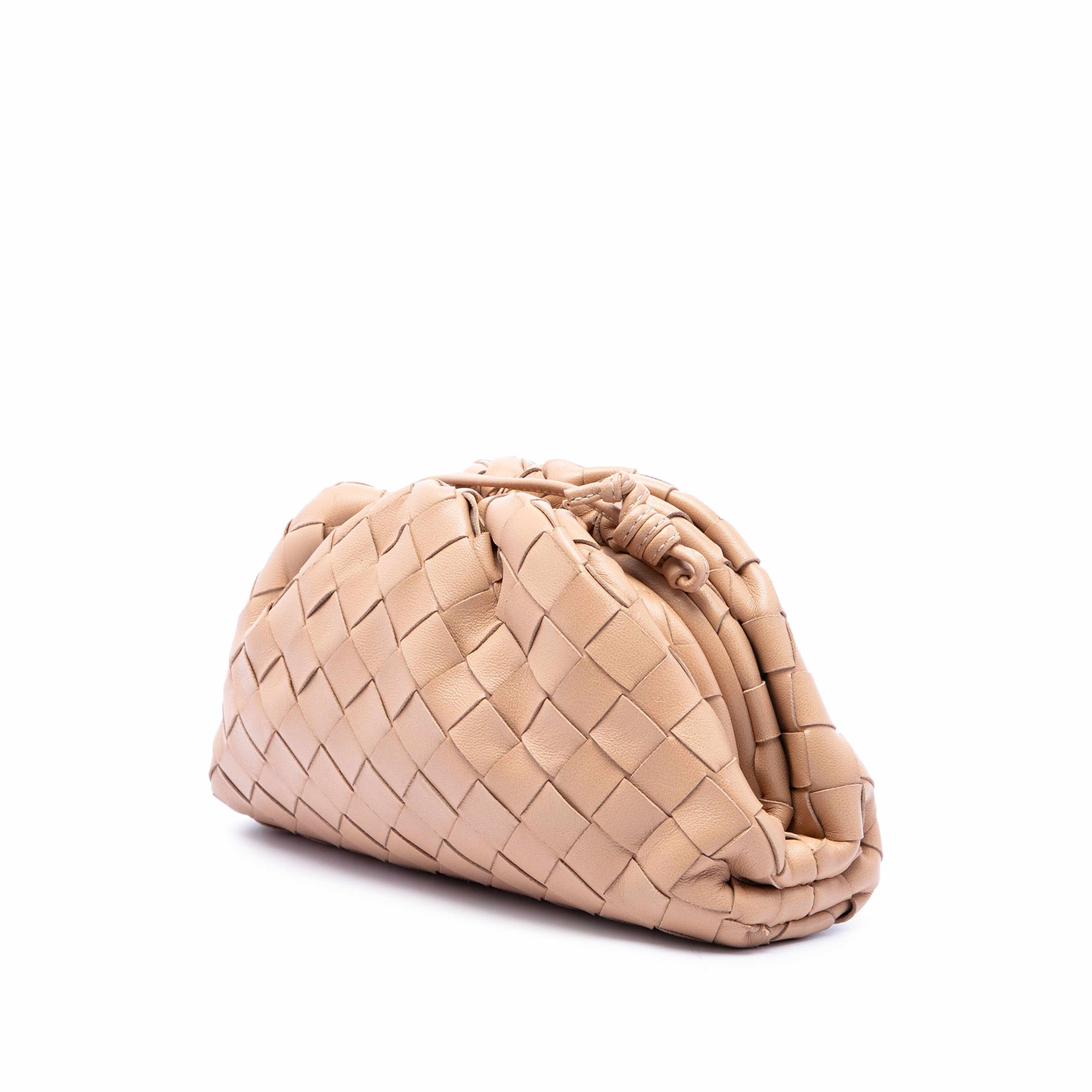 Bottega Veneta Nappa Intrecciato The Mini Pouch Crossbody, från Luxclusif, i färgen brun. Klicka för att öppna bilden i stort format
