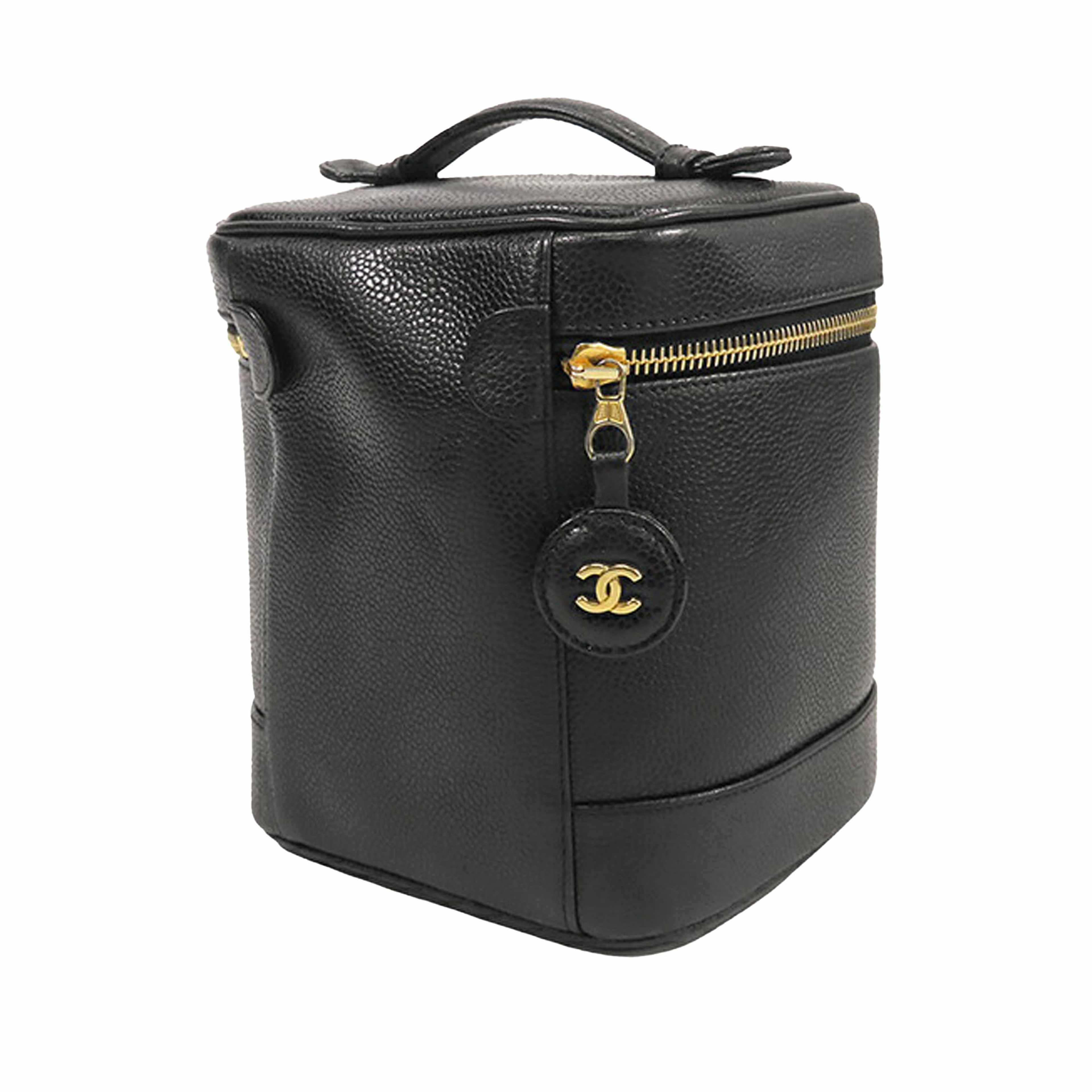 Chanel Cc Caviar Vanity Case, från Luxclusif, i färgen black. Klicka för att öppna bilden i stort format