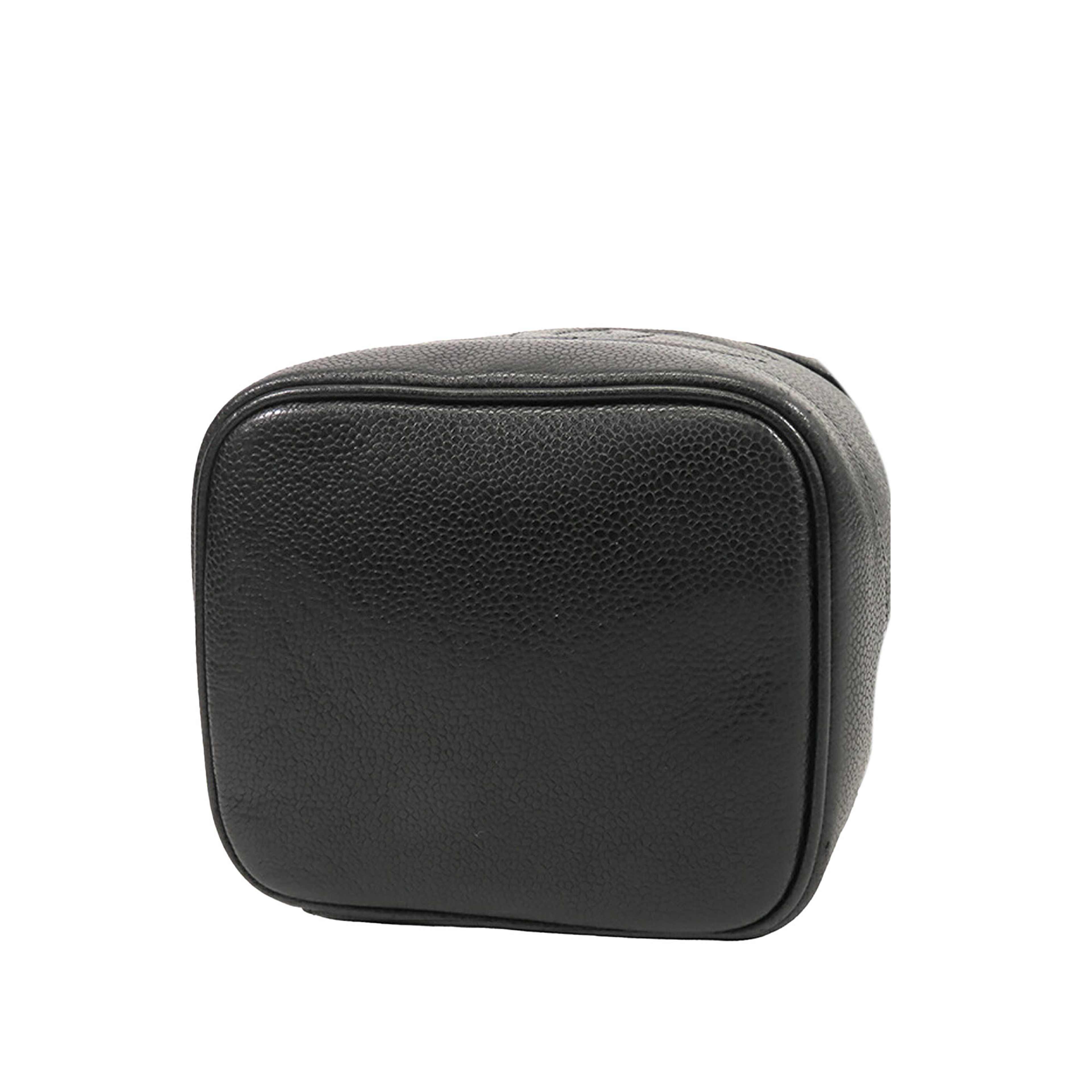 Chanel Cc Caviar Vanity Case, från Luxclusif, i färgen black. Klicka för att öppna bilden i stort format