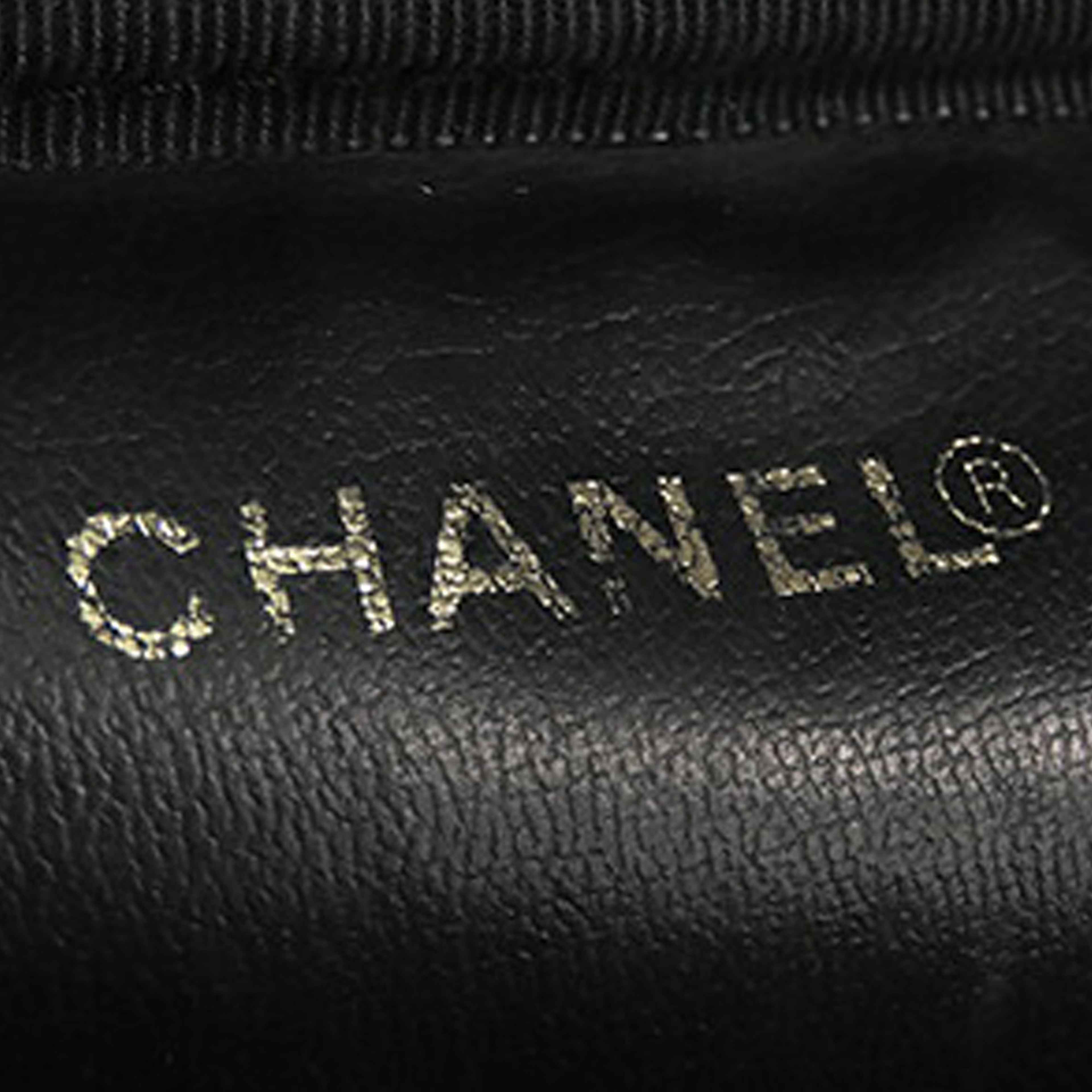 Chanel Cc Caviar Vanity Case, från Luxclusif, i färgen black. Klicka för att öppna bilden i stort format