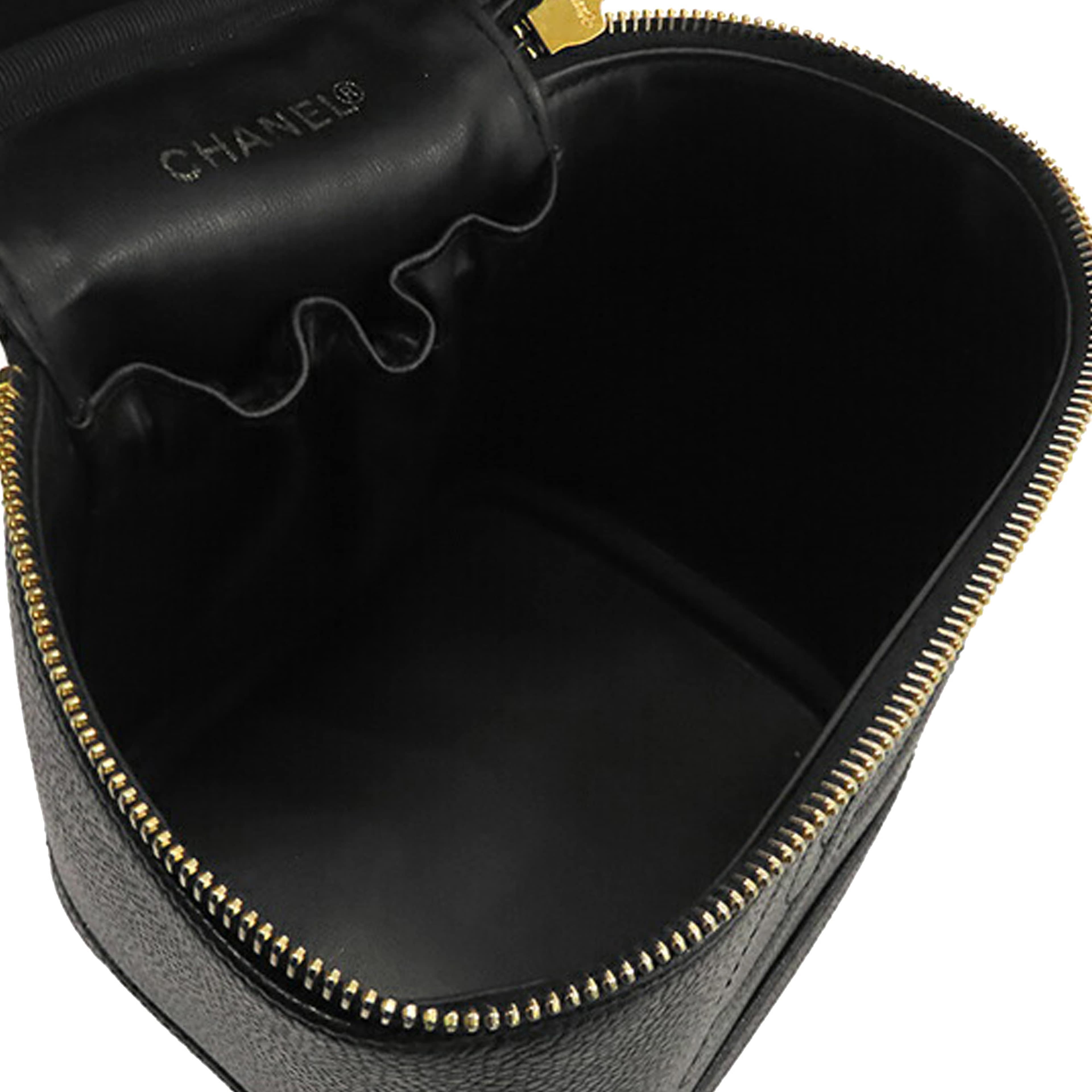 Chanel Cc Caviar Vanity Case, från Luxclusif, i färgen black. Klicka för att öppna bilden i stort format