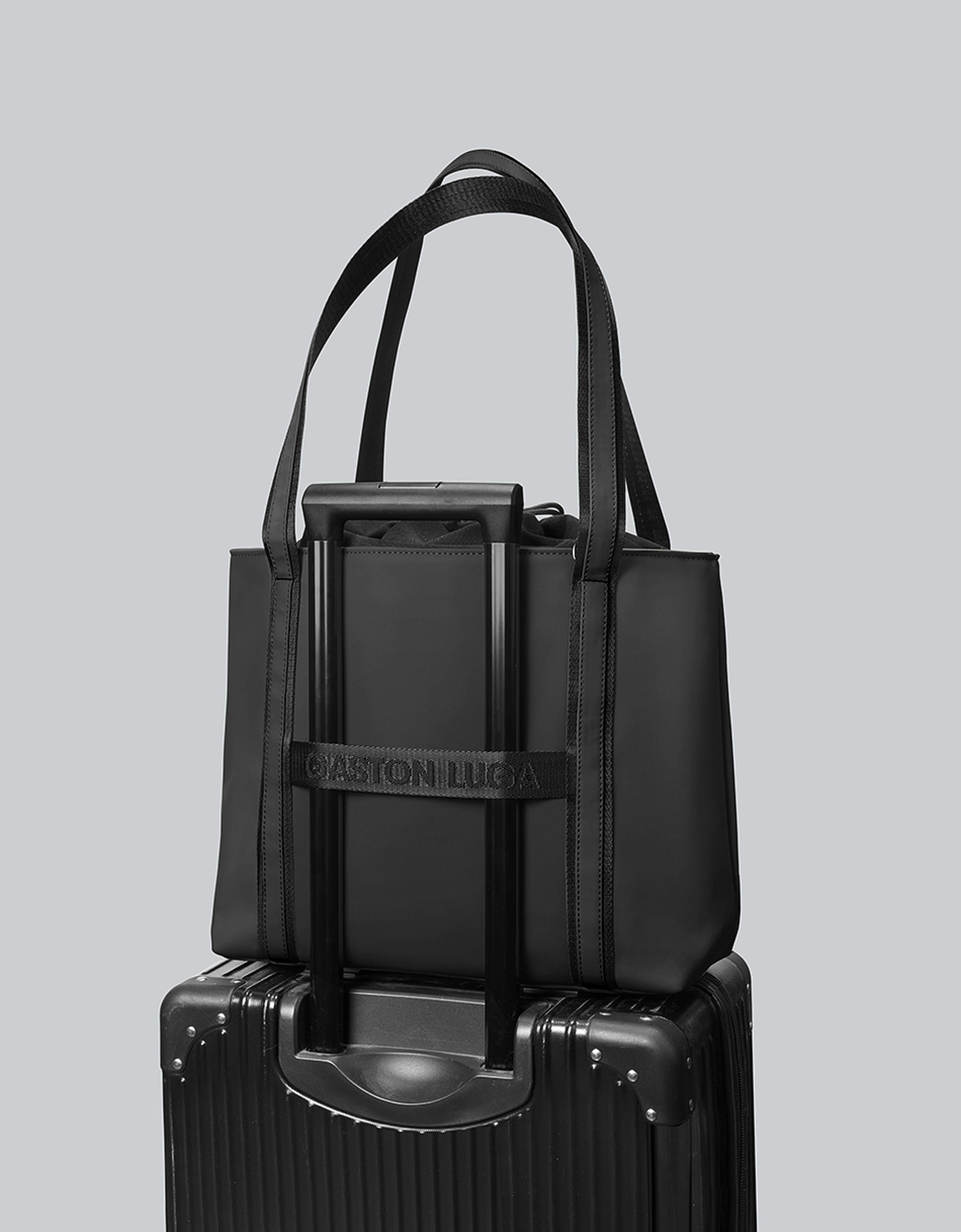 Däsh Draw Tote, från Gaston Luga, i färgen black. Klicka för att öppna bilden i stort format