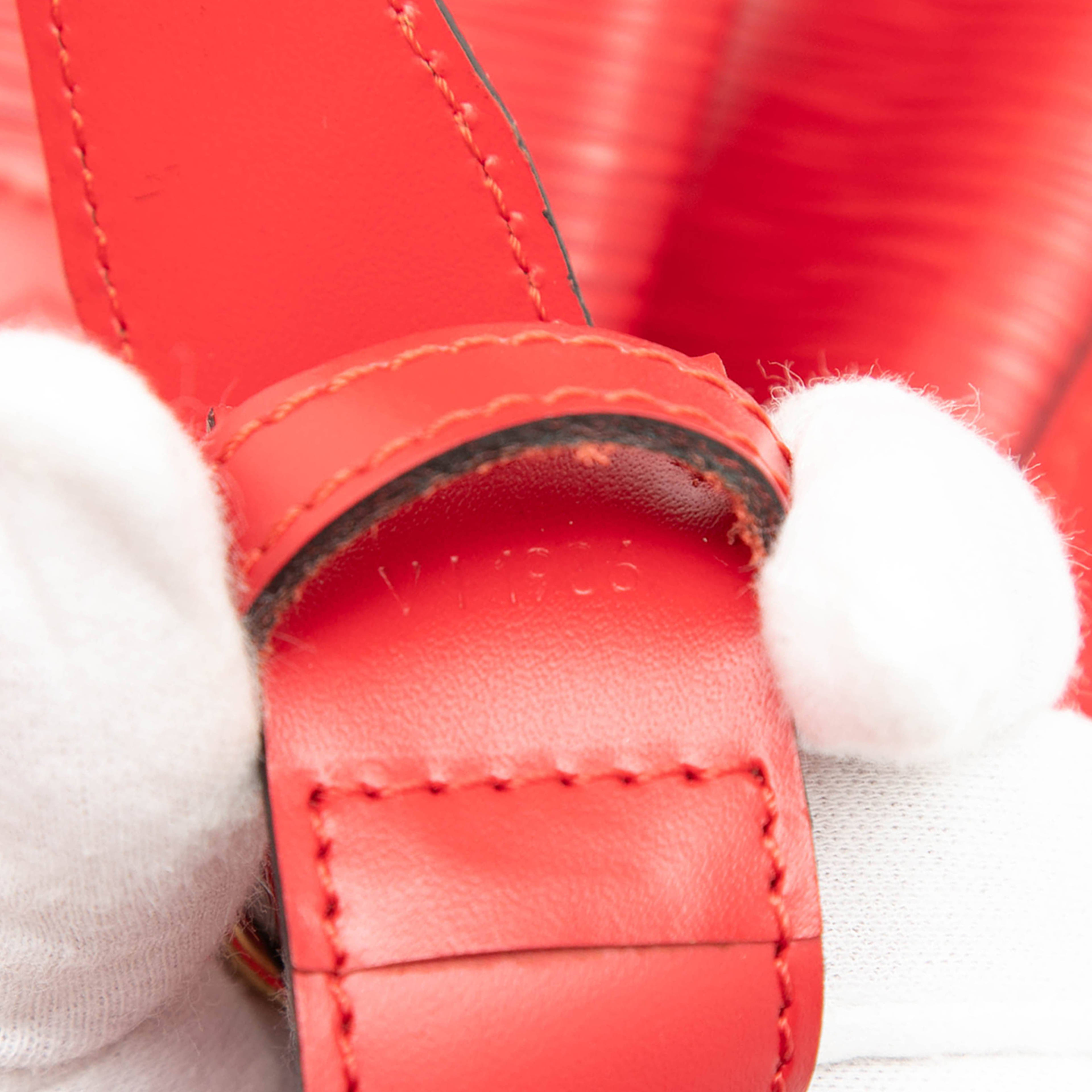 Louis Vuitton Epi Sac D Epaule, från Luxclusif, i färgen red. Klicka för att öppna bilden i stort format