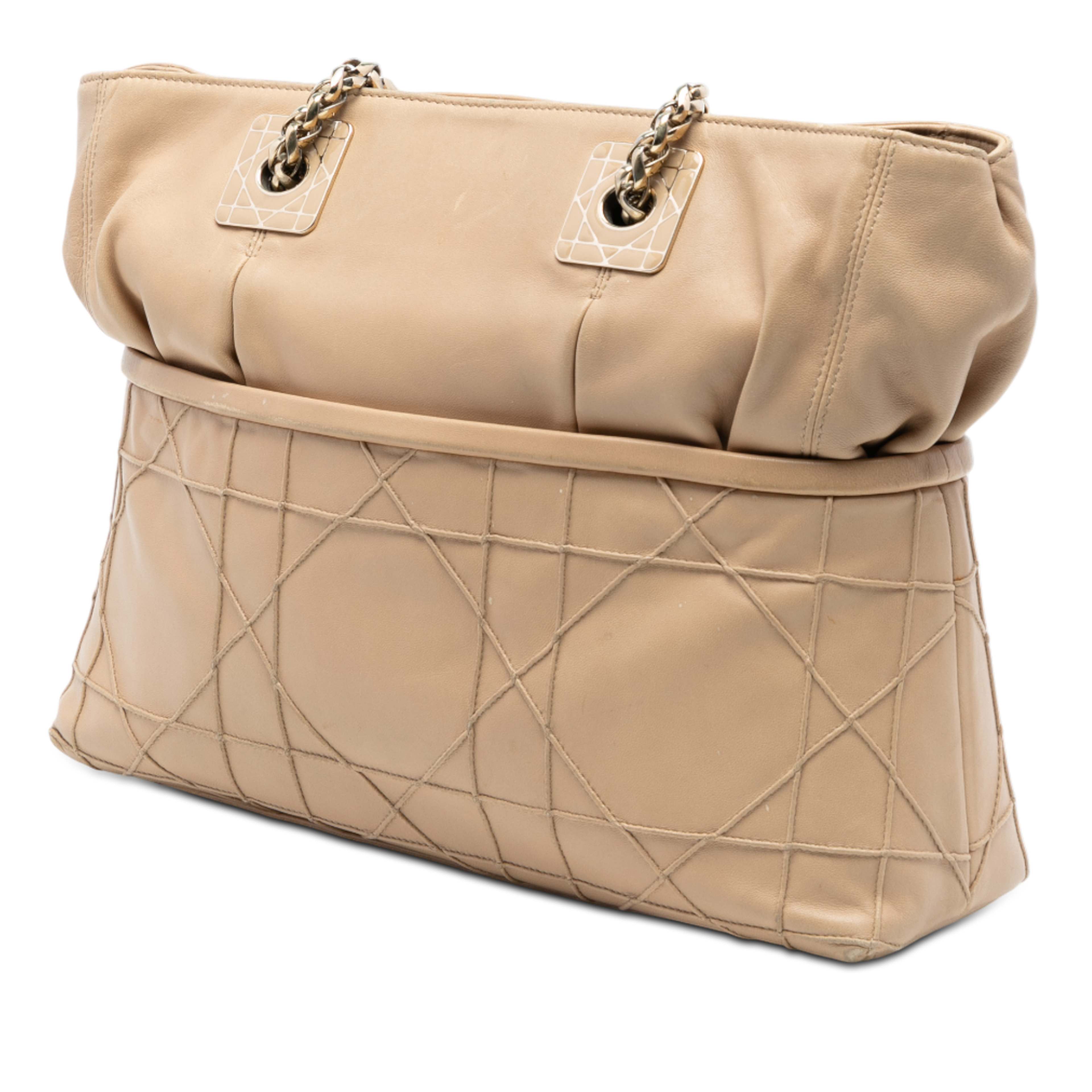 Dior Lambskin Cannage Granville Chain Tote, från Luxclusif, i färgen beige. Klicka för att öppna bilden i stort format