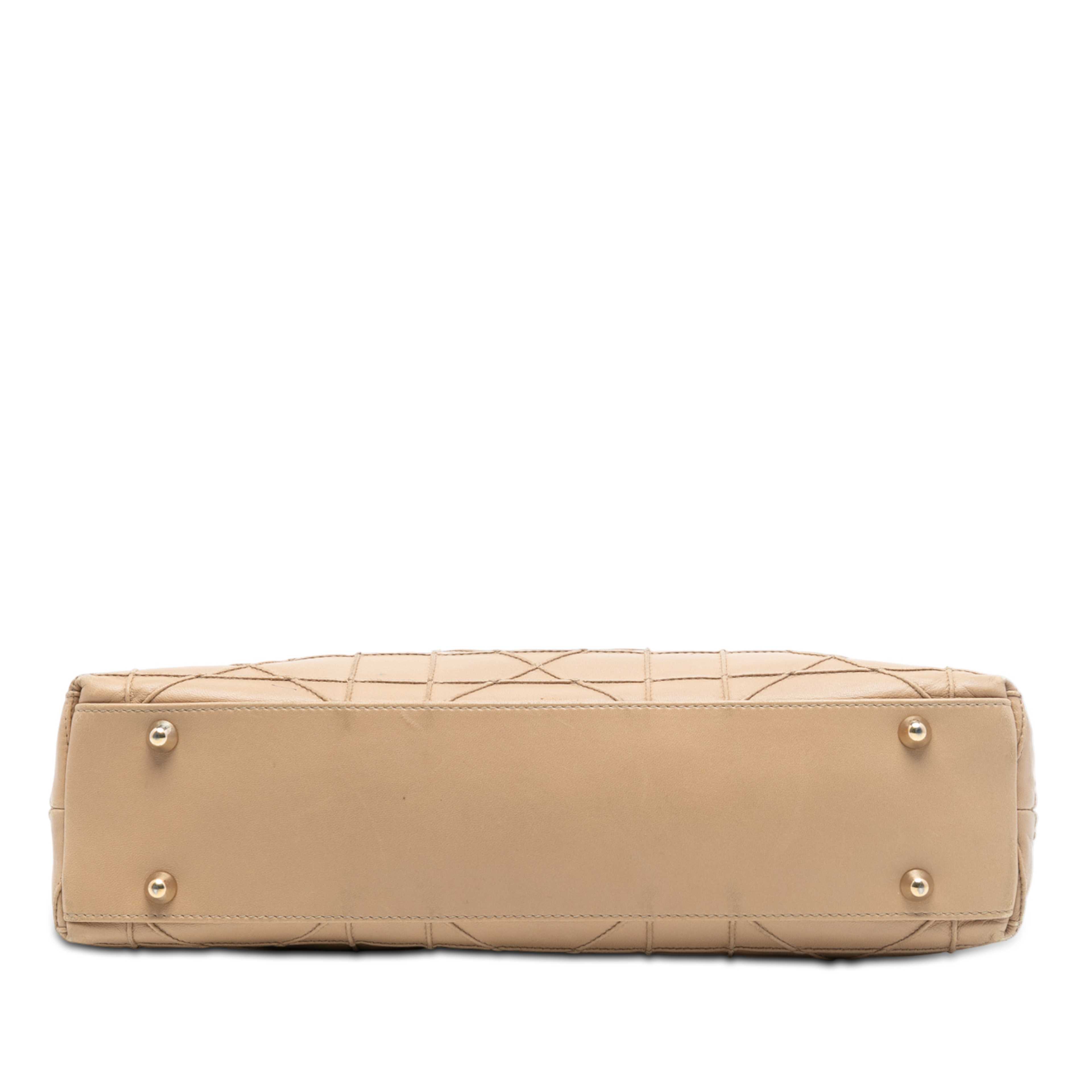 Dior Lambskin Cannage Granville Chain Tote, från Luxclusif, i färgen beige. Klicka för att öppna bilden i stort format
