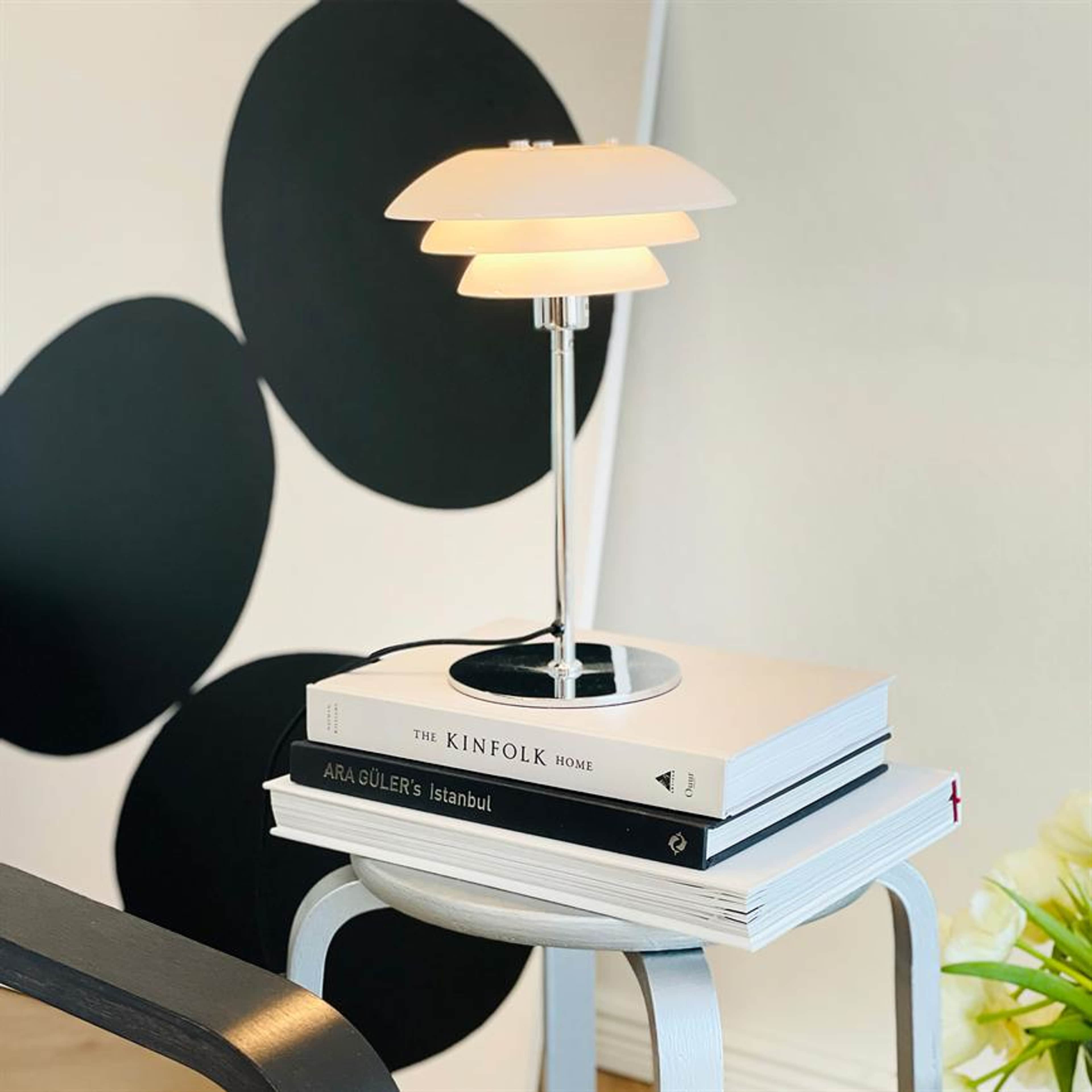 Dl20 Table Lamp, från Dyberg Larsen, i färgen opal/ chrome. Klicka för att öppna bilden i stort format