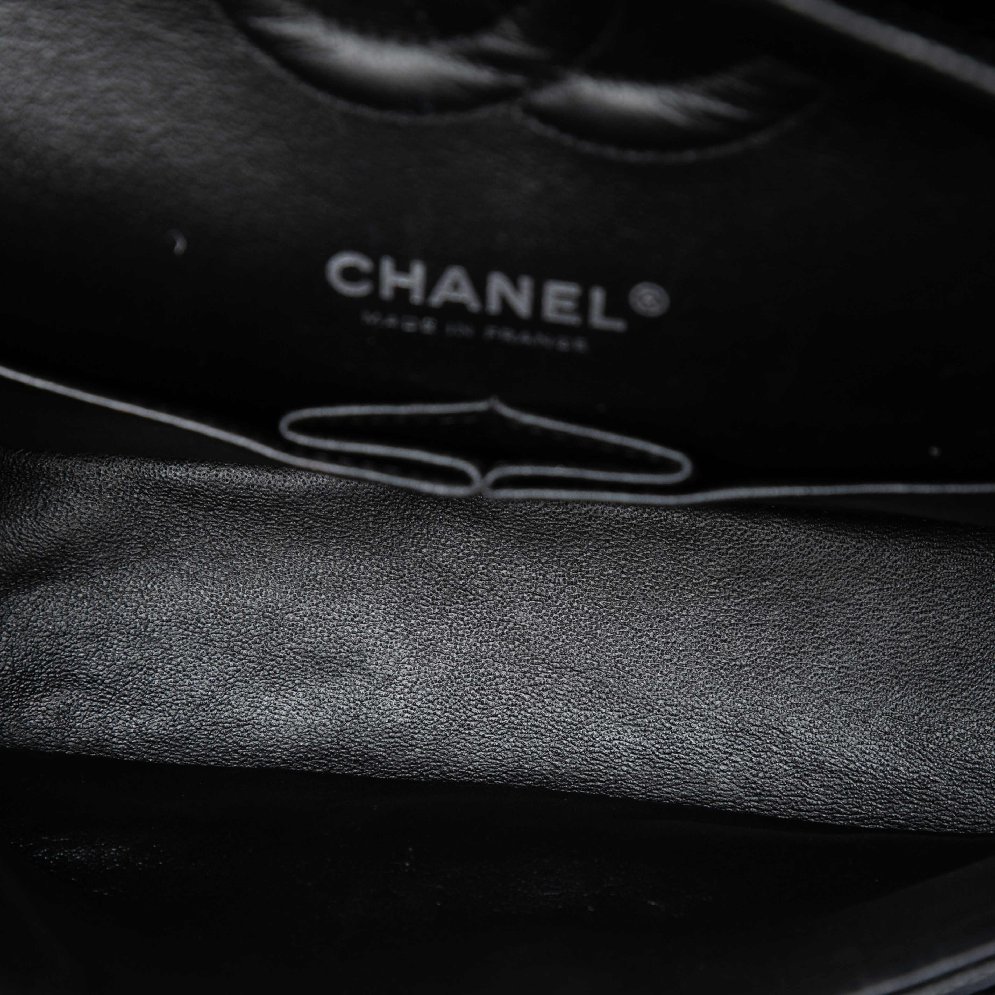 Chanel Medium Classic Caviar Double Flap, från Luxclusif, i färgen svart. Klicka för att öppna bilden i stort format