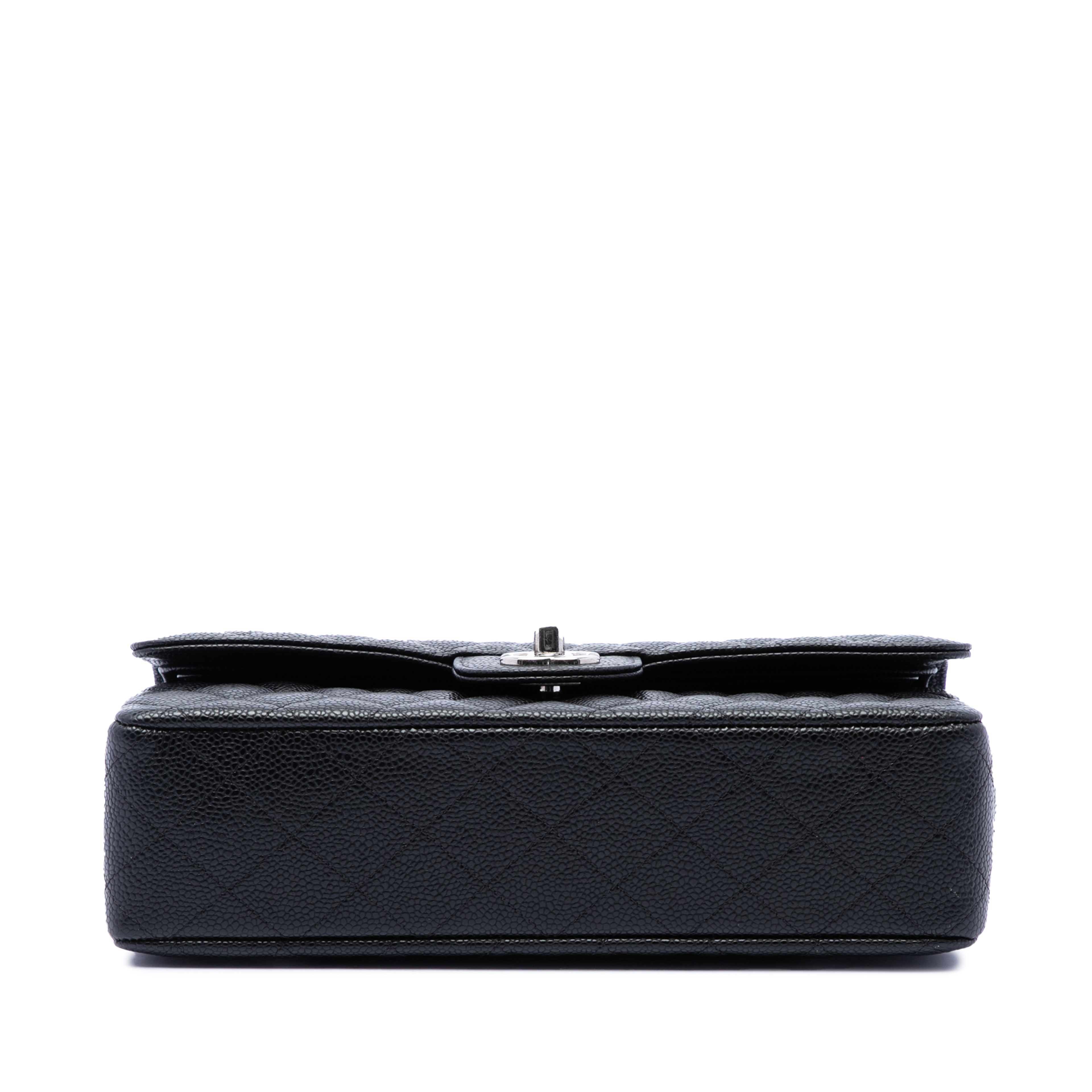 Chanel Medium Classic Caviar Double Flap, från Luxclusif, i färgen svart. Klicka för att öppna bilden i stort format