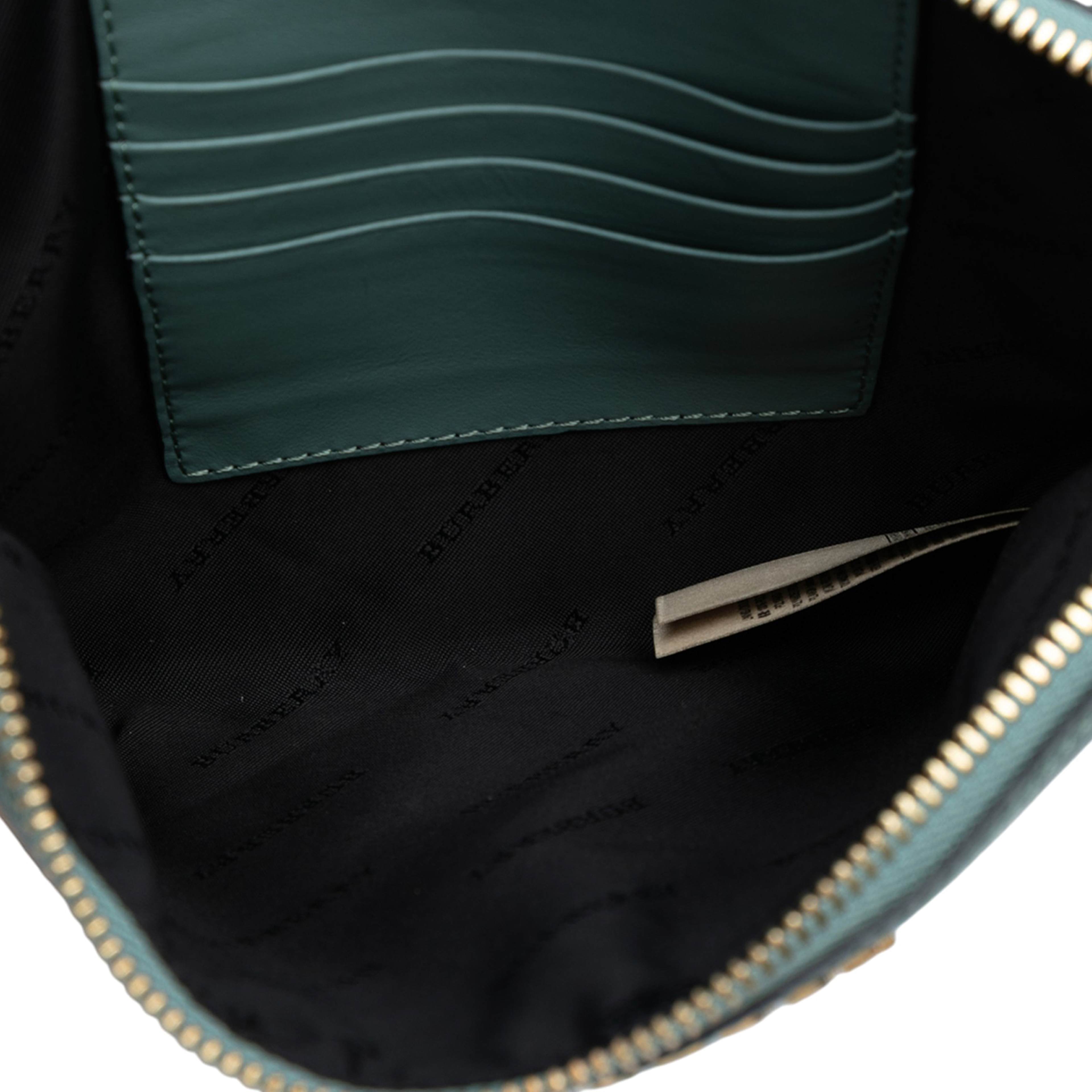 Burberry Haymarket Check Canvas Peyton Crossbody, från Luxclusif, i färgen beige. Klicka för att öppna bilden i stort format