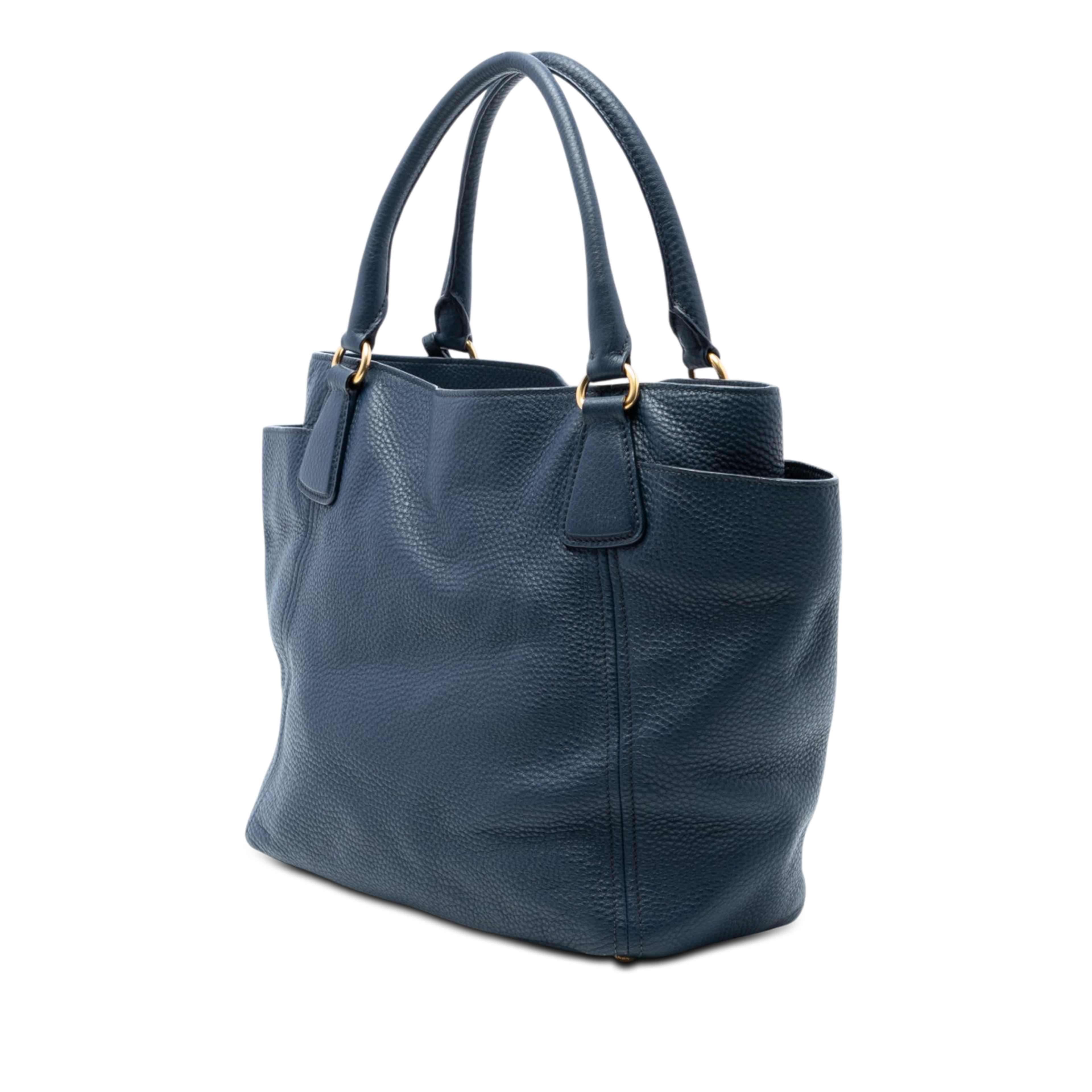 Prada Vitello Daino Side Pocket Convertible Tote, från Luxclusif, i färgen blå. Klicka för att öppna bilden i stort format