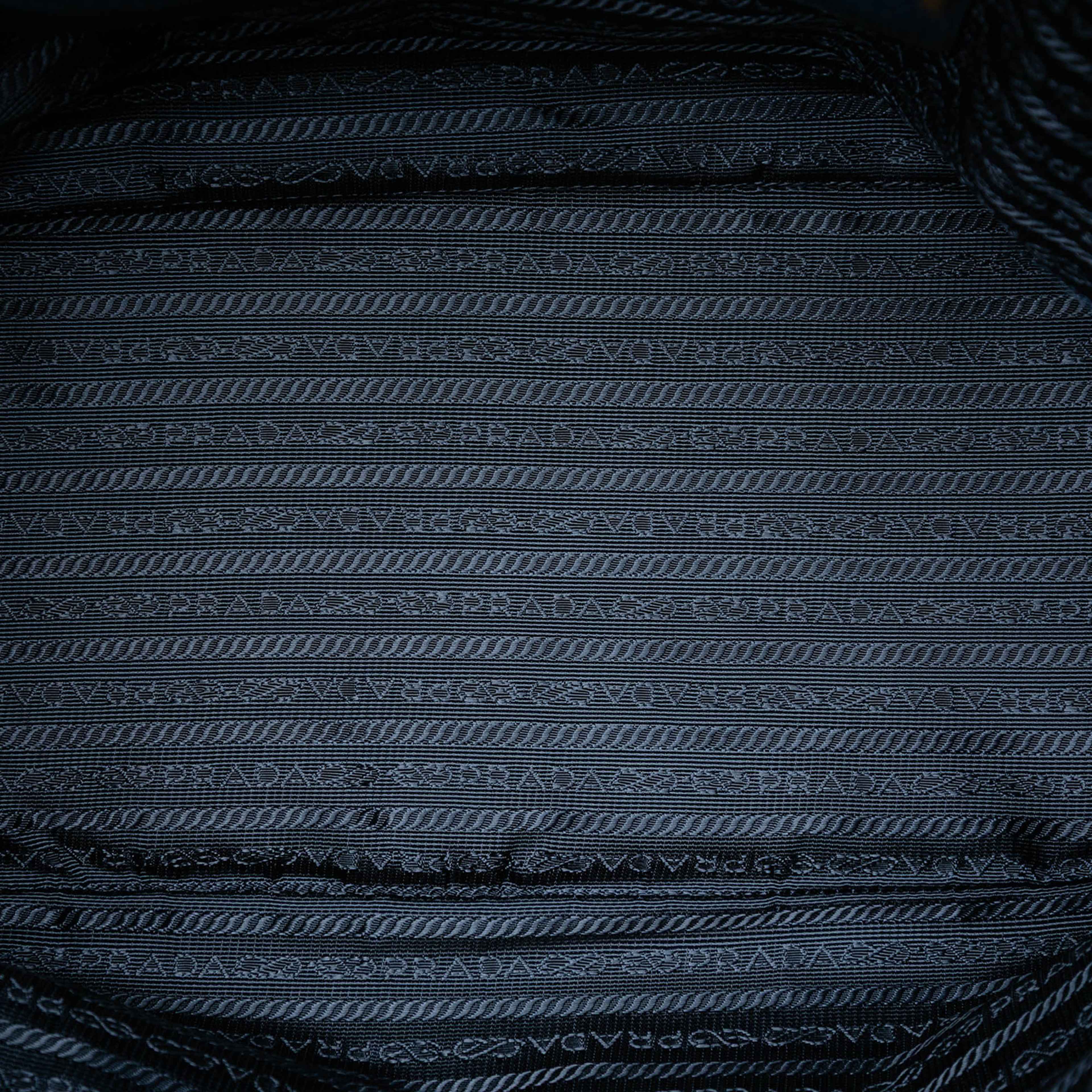 Prada Vitello Daino Side Pocket Convertible Tote, från Luxclusif, i färgen dark blue. Klicka för att öppna bilden i stort format