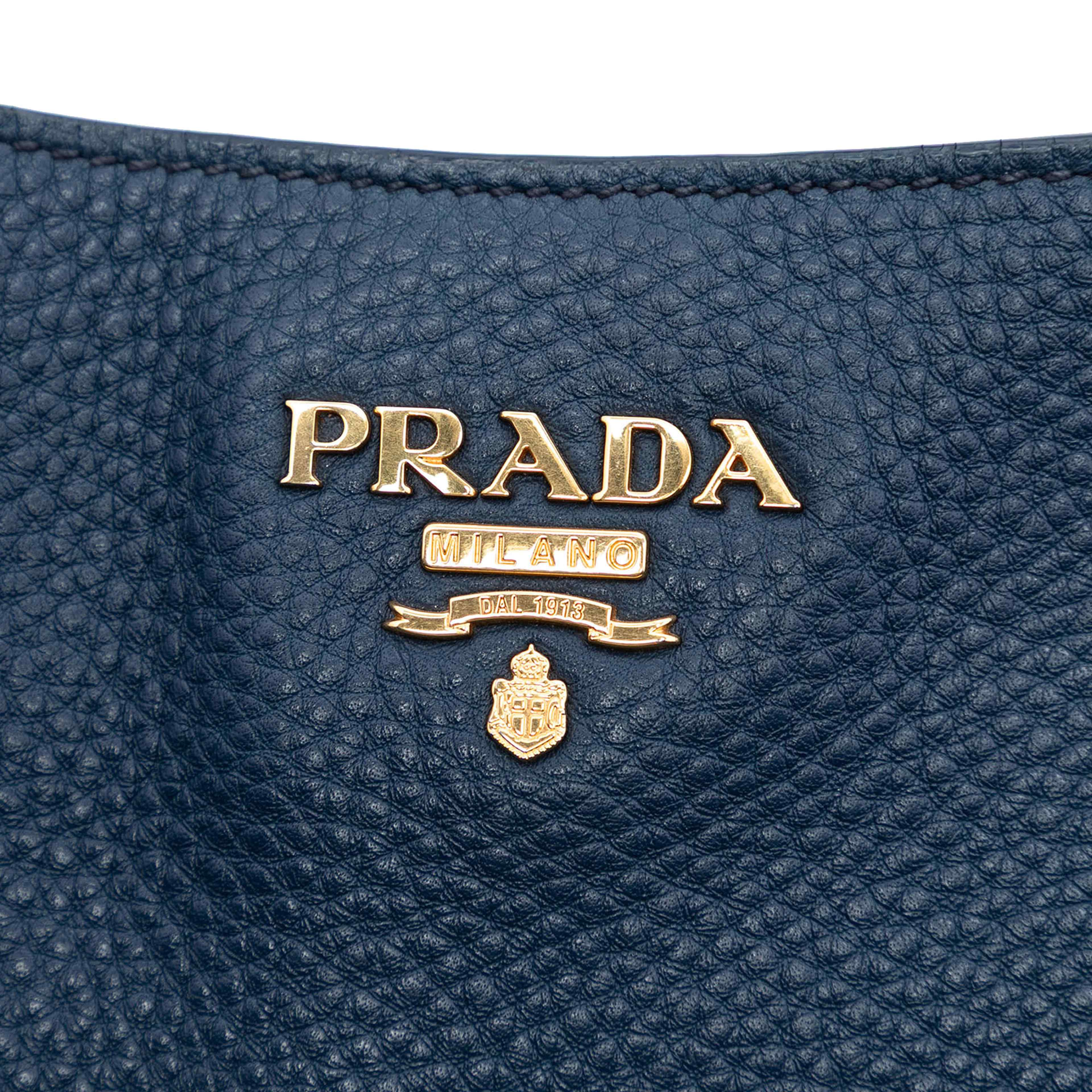 Prada Vitello Daino Side Pocket Convertible Tote, från Luxclusif, i färgen blå. Klicka för att öppna bilden i stort format