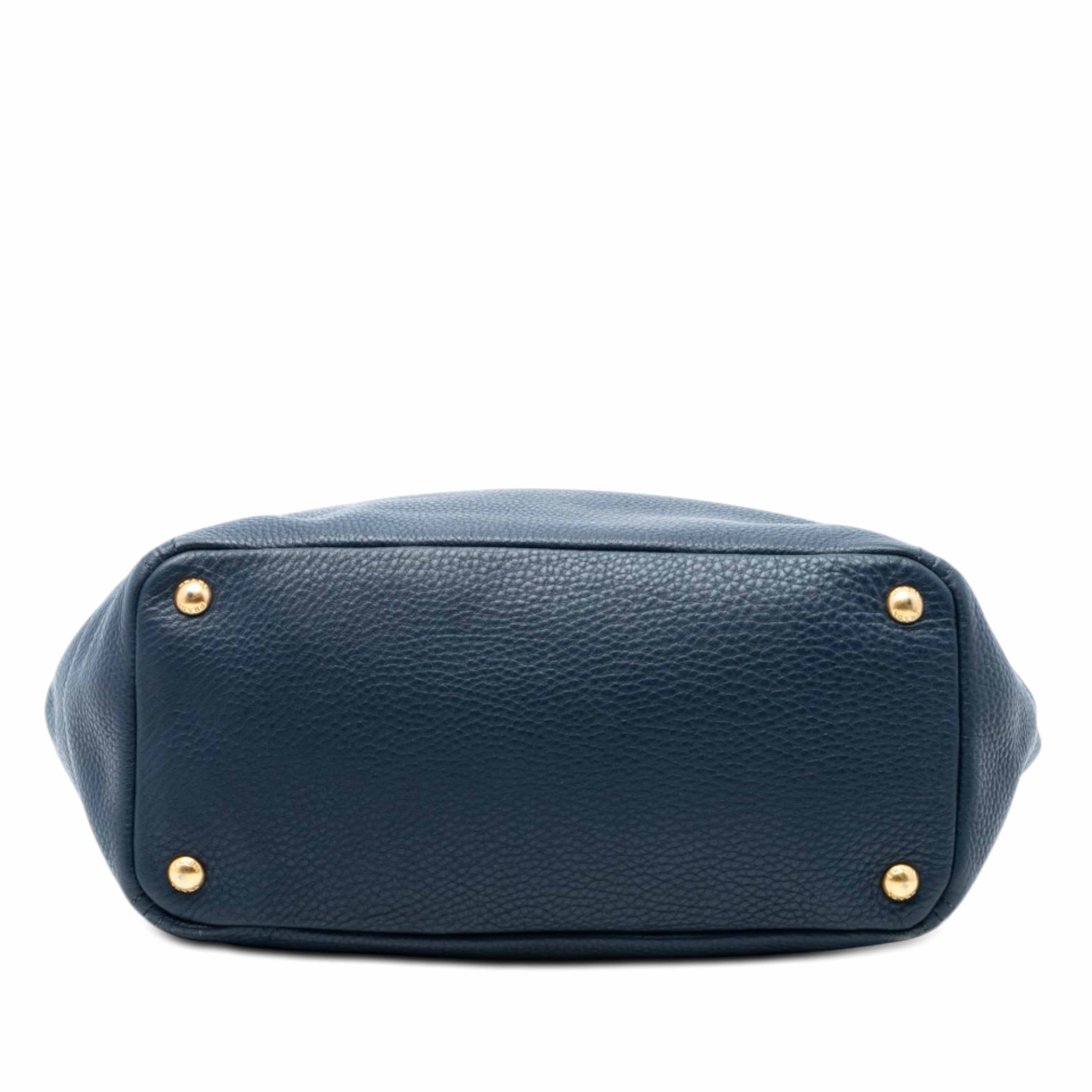 Prada Vitello Daino Side Pocket Convertible Tote, från Luxclusif, i färgen blå. Klicka för att öppna bilden i stort format