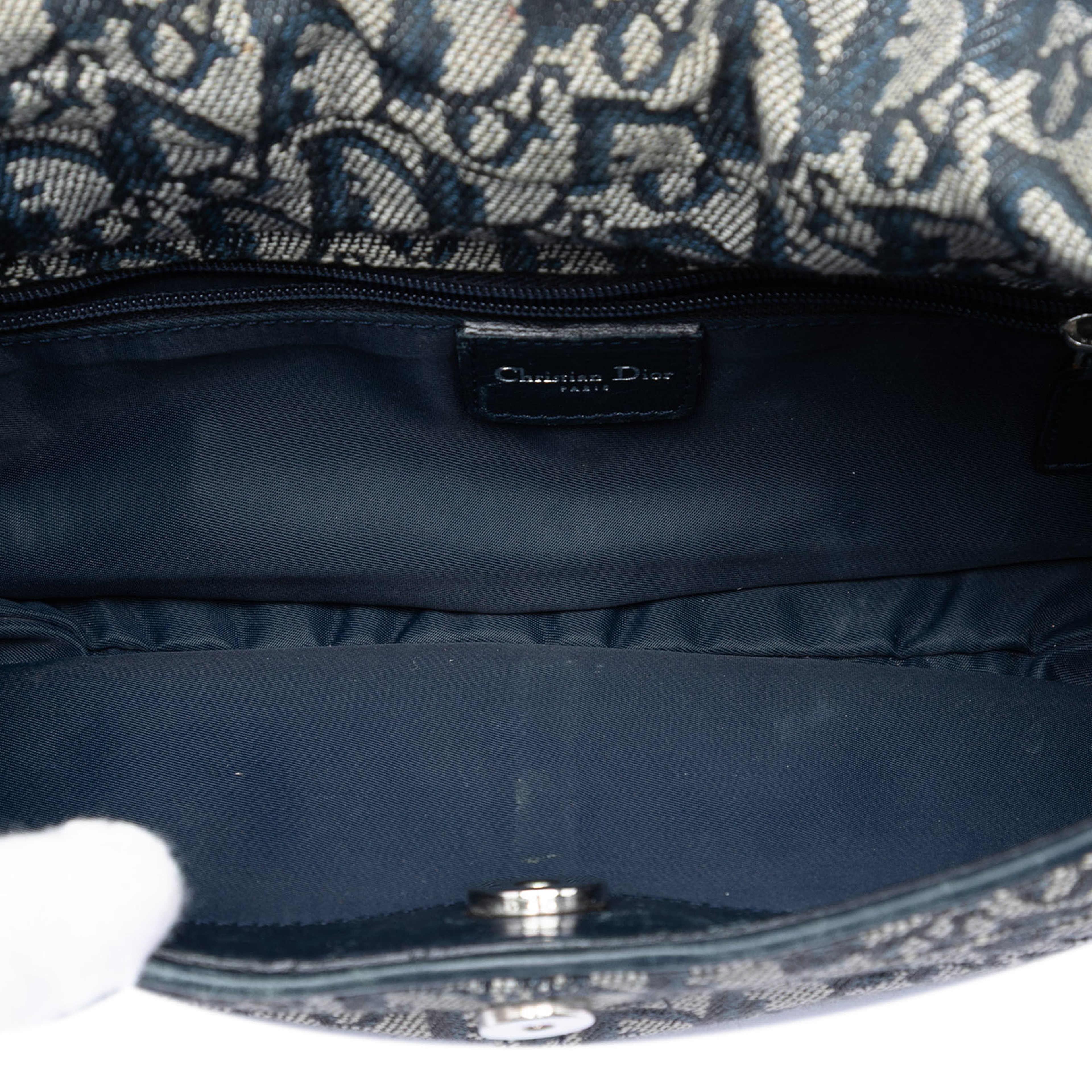 Dior Diorissimo Trotter Canvas Shoulder Bag, från Luxclusif, i färgen blue. Klicka för att öppna bilden i stort format