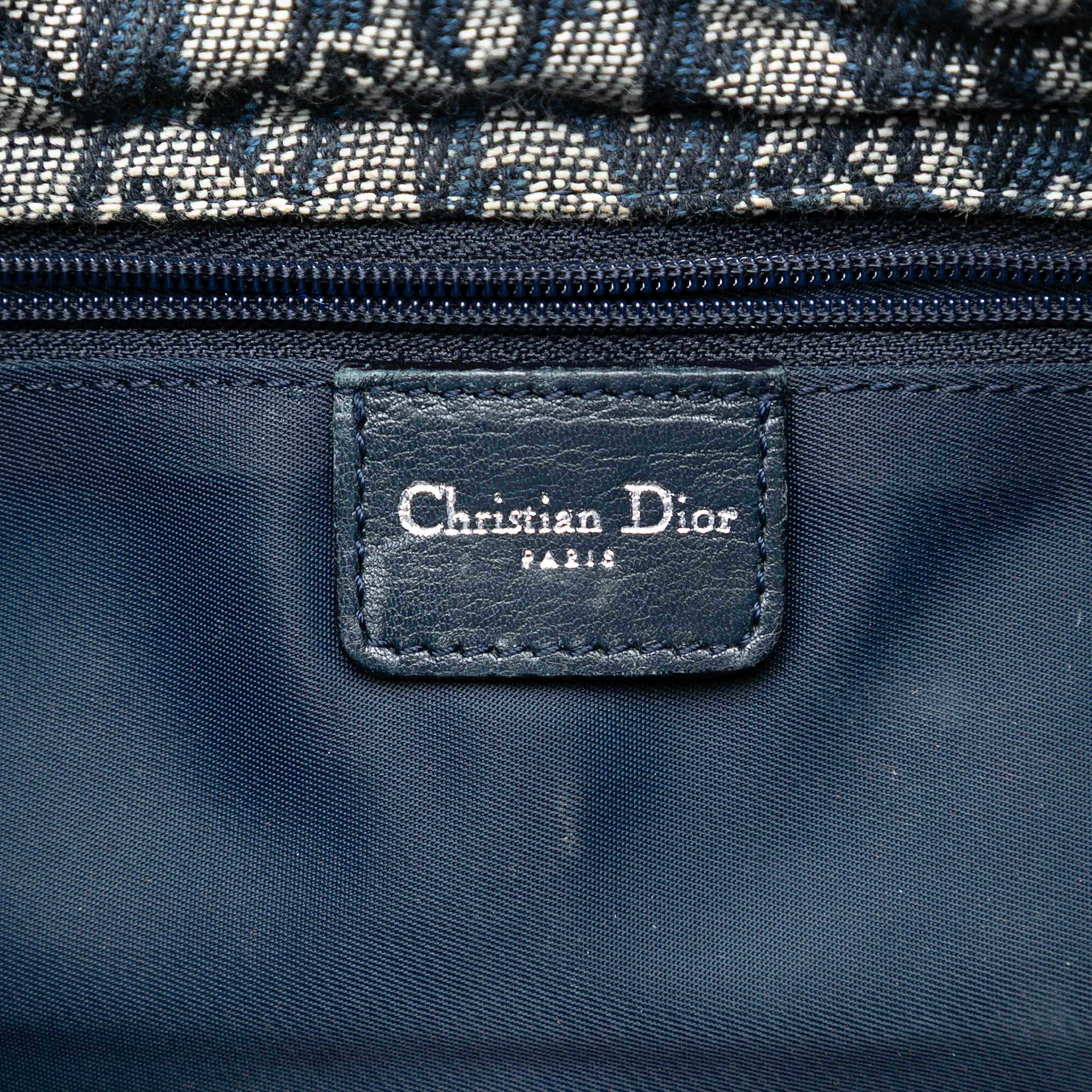 Dior Diorissimo Trotter Canvas Shoulder Bag, från Luxclusif, i färgen blue. Klicka för att öppna bilden i stort format