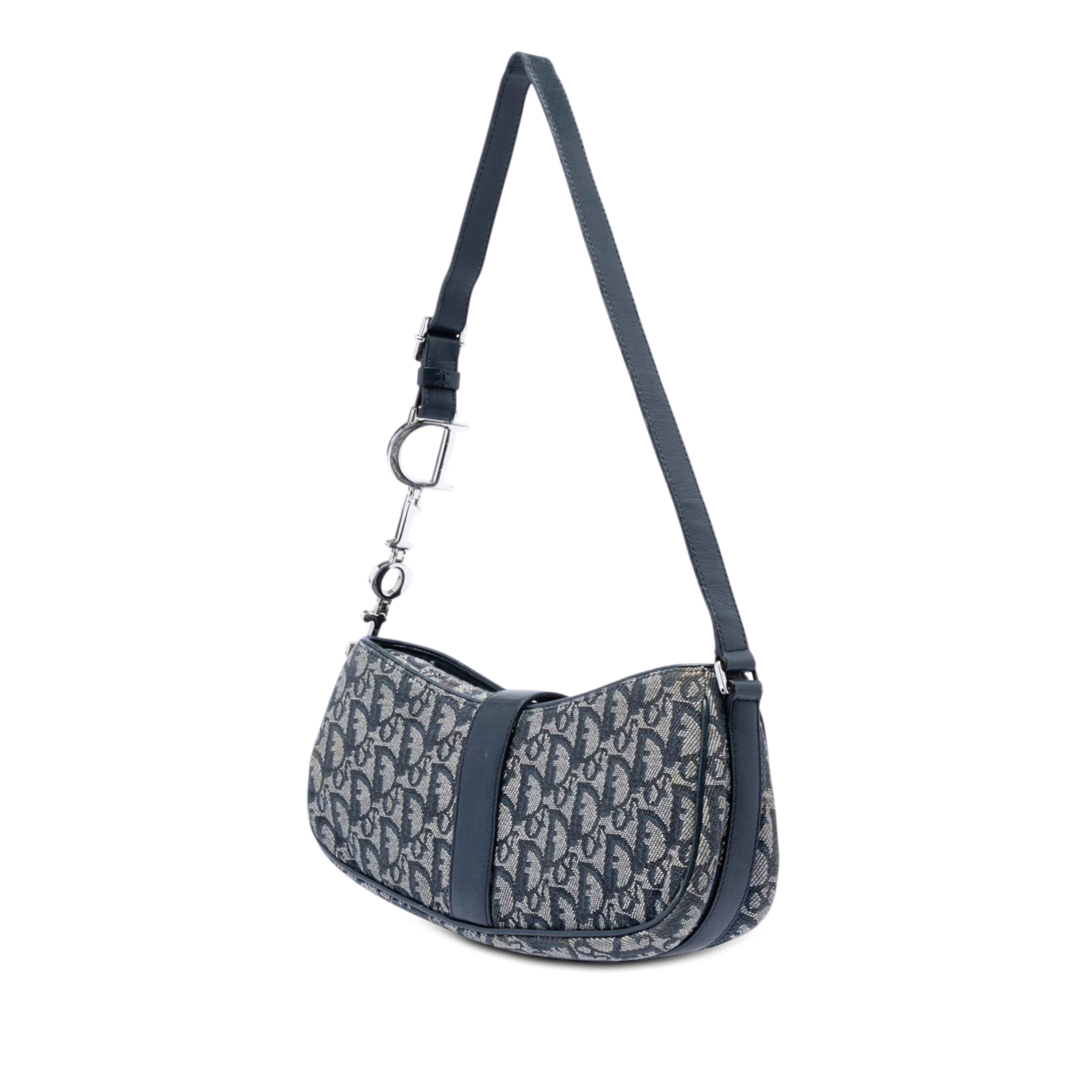 Dior Diorissimo Trotter Canvas Shoulder Bag, från Luxclusif, i färgen blue. Klicka för att öppna bilden i stort format
